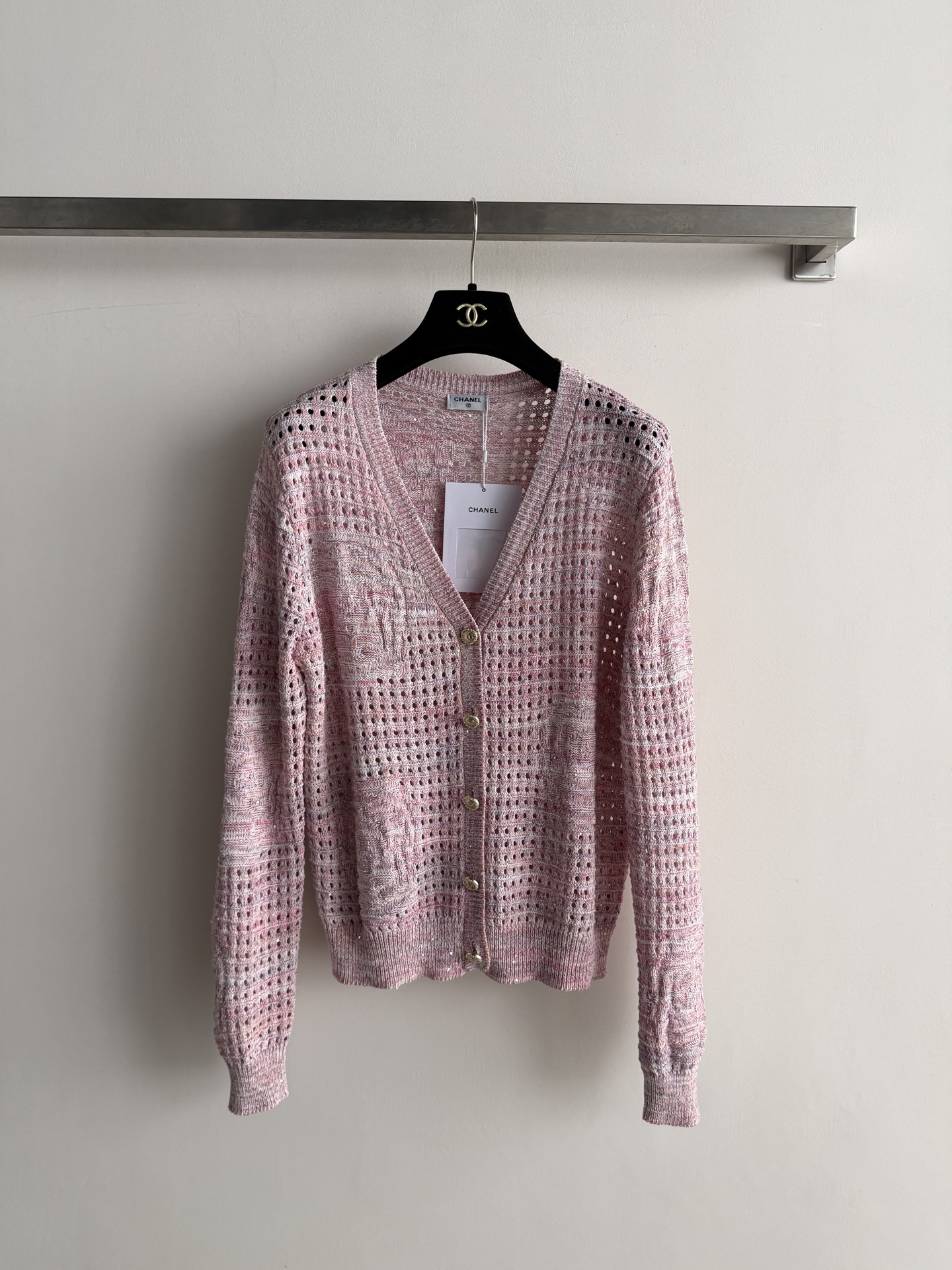 NO:934680,CHANE*26 Early Autumn Camellia Cardigan adopts hollow grid weaving technology and three-dimensional jacquard to make it more refined. The fabric is mixed with shiny sequins to make it shine under the light and is more advanced. The placket is equipped with exquisite metal buttons to highlight the brand style. The V-neck version is slim and not unflattering, easy to match and wear. SML-,,chanel,19860909CHANE*26早秋山茶花开衫采用镂空网格编织工艺加上立体提花更精致 面料中混入闪亮的亮片点缀在光线下闪烁更为高级 门襟处配有精致的金属质感纽扣 彰显品牌格调V领版型显瘦不挑人,好搭又好穿SML-,,chanel,,Women's clothing