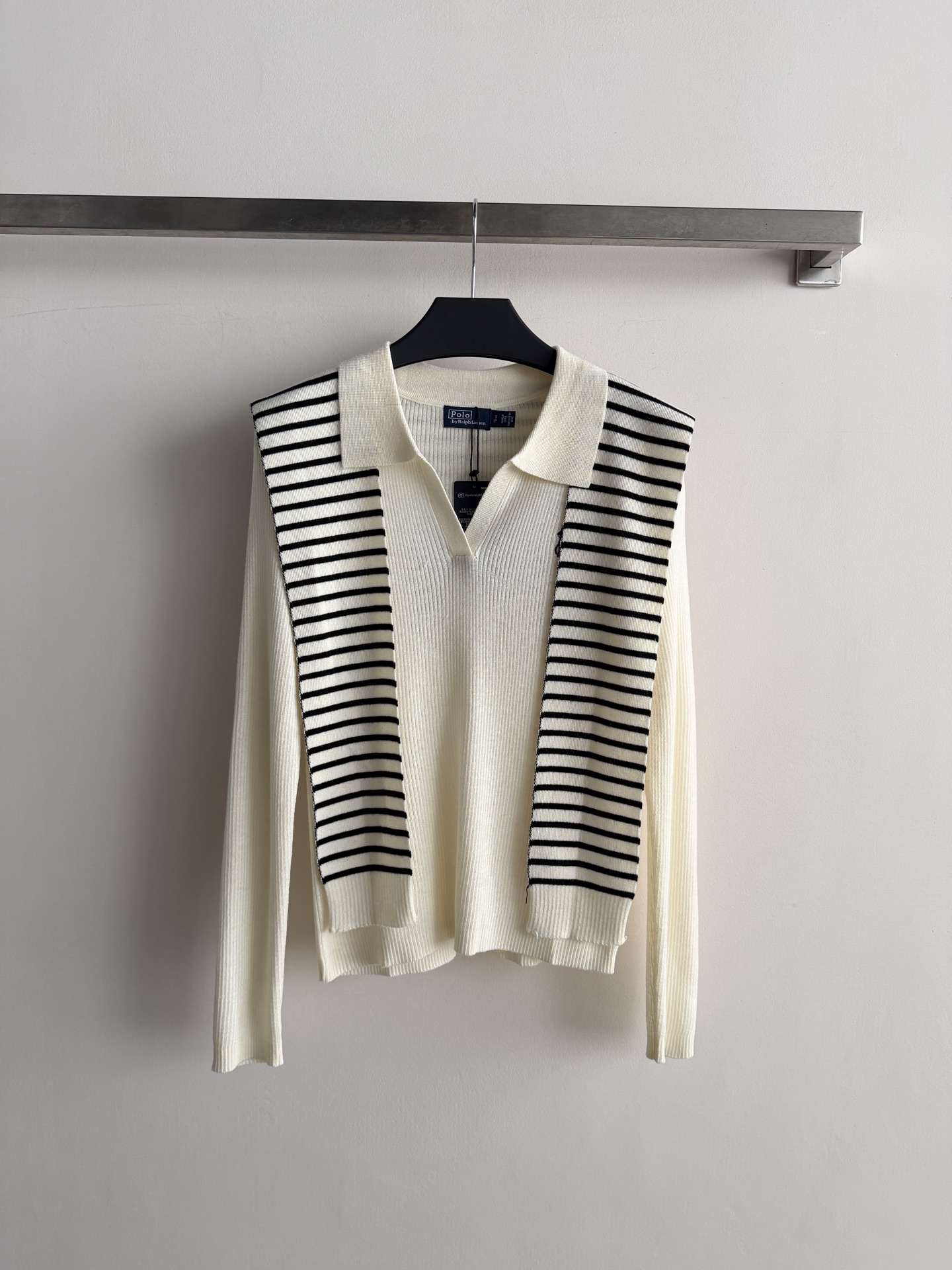 NO:934672,Ralph Laure*26 new early autumn fake two-piece shawl sweater. It adopts a classic V-neck design. The fit has good elasticity and is slim but not tight. The striped shawl design can well modify the shoulder and neck lines. It is also very friendly to figures with sloping shoulders or short necks. It looks slim and elegant and is very suitable for autumn alone. The lower body is suitable for pairing with jeans, casual pants or skirts. It is refreshing and casual. It is a highly utilized versatile item SML-, loro  piana,skirts,jeans,shawls,19860909Ralph Laure*26早秋新款假两件披肩针织衫 采用经典V领设计 合身版型弹力很好,修身但不紧绷,条纹披肩的设计能很好地修饰肩颈线条,对溜肩或脖子较短的身材也很友好,穿上显瘦且有气质非常适合秋季单穿,下身搭配牛仔裤、休闲裤或半身裙都很合适,清爽又随性 属于利用率很高的百搭单品SML-,,loro piana,skirts,jeans,shawls,,Women's clothing
