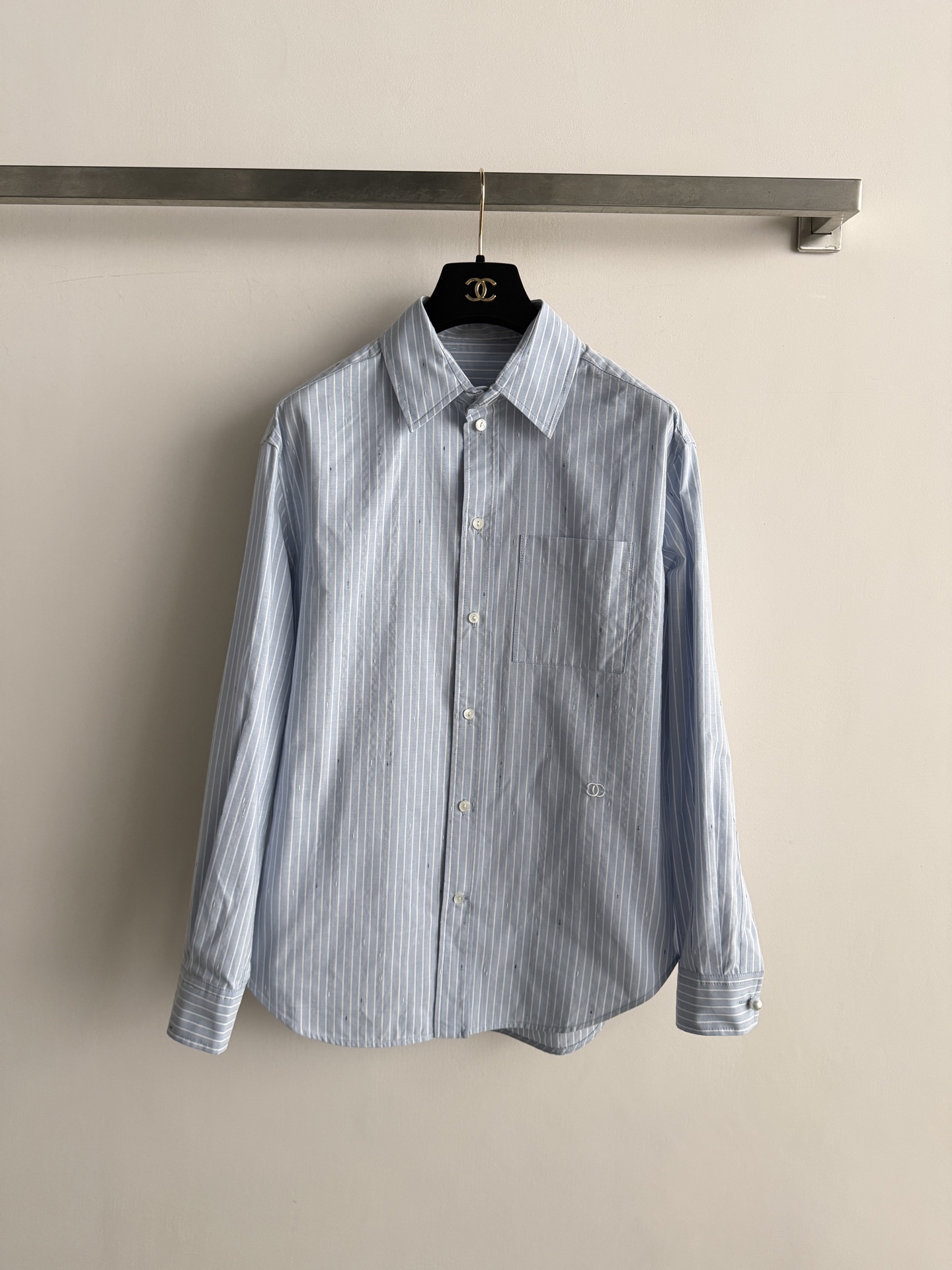 NO:943886,CHANE's latest long-sleeved vertical striped shirt, classic vertical stripe design, cotton blended fabric, comfortable and breathable to wear. Standard lapel + single chest pocket, simple and detailed, adjustable cuffs, suitable for various body types. It can be easily controlled for daily commuting and leisure, and it is OK to match with jeans or trousers. Easily get an elegant and casual style ~ two-color p,, chanel, jeans, shirts,19860909CHANE*新款长袖竖条纹衬衫,经典竖条纹设计,棉混纺面料,穿着舒适透气.标准翻领+单胸袋,简约又有细节感,袖口可调节,适合各种身材.日常通勤、休闲都能轻松驾驭,搭配牛仔裤或西裤都很OK,轻松get优雅随性风格～两色p,,chanel,jeans,shirts,,Women's clothing