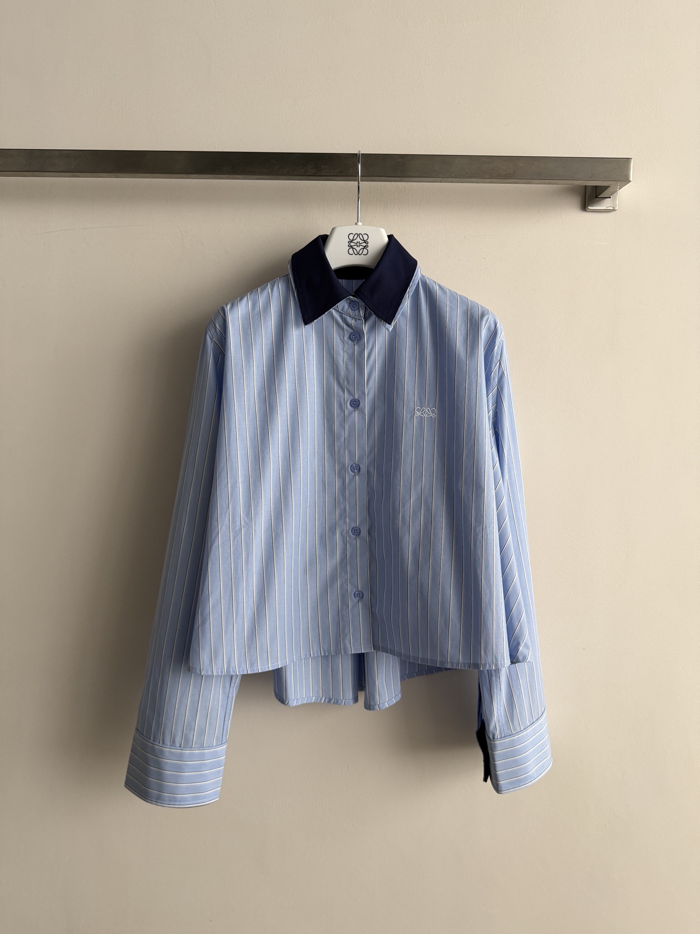 NO:943872,Loew*26FW new vertical striped short shirt, fake two-piece contrasting lapel design, full of college style!  The short front and long back cut cape-style shirt is super cool and sweet, and looks great with a high-waisted skirt or jeans. The logo embroidery on the chest is full of brand sense, and the fabric is light and breathable, making it super comfortable to wear in spring and summer~ It can be easily used for commuting, vacation, and daily life, and it is age-reducing and fashionable~ SML,,loewe,skirts,jeans,shirts,19860909Loew*26FW新款竖条纹短款衬衫,假两件撞色翻领设计,学院风满满！前短后长剪裁斗篷式衬衫超酷可甜可盐,搭配高腰裙or牛仔裤都很出彩.胸前Logo刺绣,品牌感十足,面料轻薄透气,春夏穿超舒服～通勤、度假、日常都能轻松驾驭,减龄又时髦～SML,,loewe,skirts,jeans,shirts,,Women's clothing