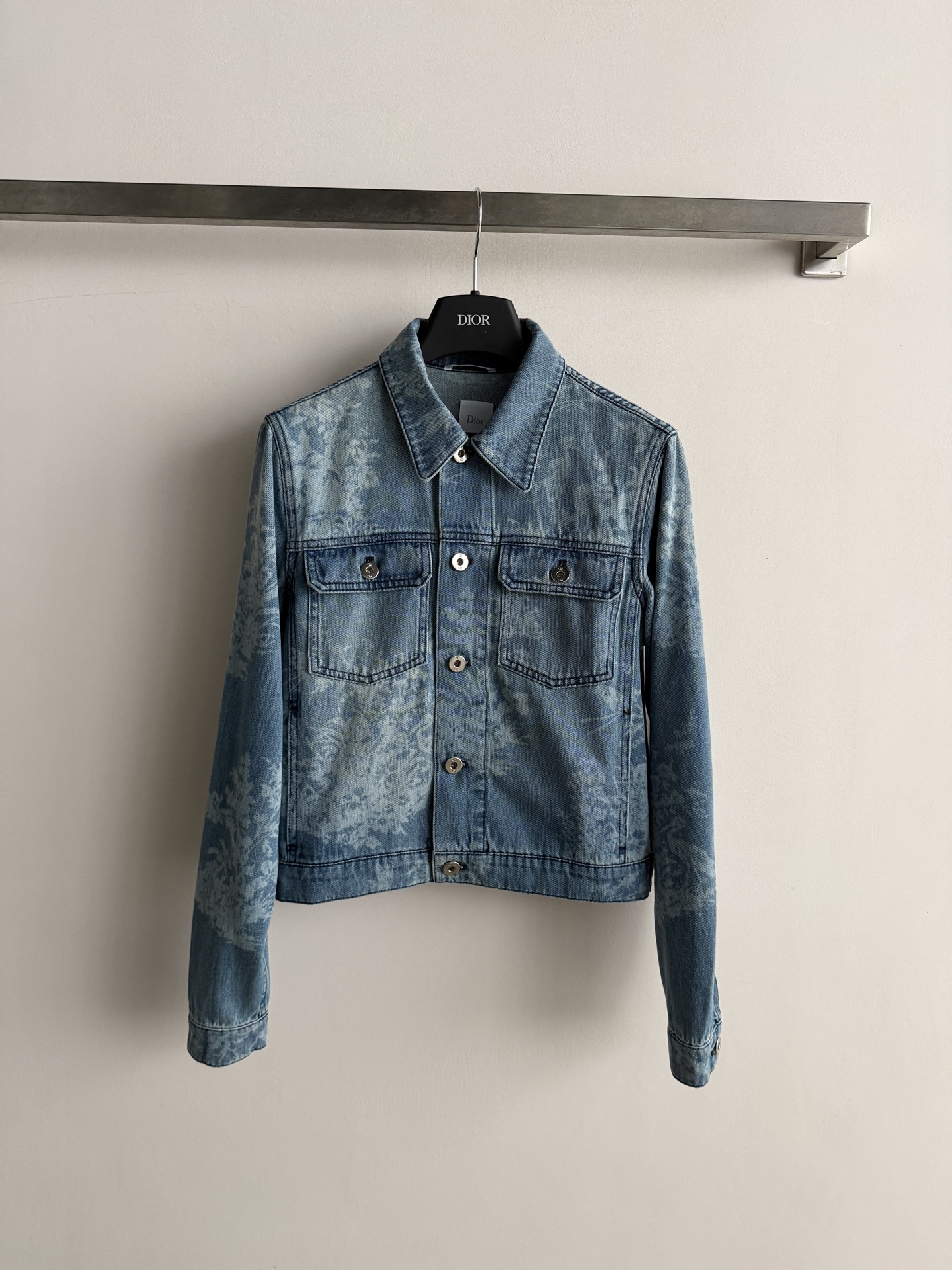 NO:943862,Dio*26FW new blue baroque pattern denim short jacket. Lapel design, chest flap patch pockets, denim fabric covered with baroque floral dark jacquard, the washed texture from a distance and the delicate pattern up close. The version is short to the waistline, and the proportion is very good when worn with high-waisted pants or skirts of the same series. It is casual and elegant, and is highly recognizable in spring and autumn. SML,, dior, skirts, jackets & coats,19860909Dio*26FW新款蓝色巴洛克花纹牛仔短夹克.翻领设计,胸前翻盖贴袋,面料牛仔布铺满巴洛克花卉暗纹提花,远看水洗质感近看花纹精致.版型短款到腰线,搭高腰裤或同系列半裙比例很好.休闲中藏华丽,春秋穿辨识度很高.SML,,dior,skirts,jackets & coats,,Women's clothing