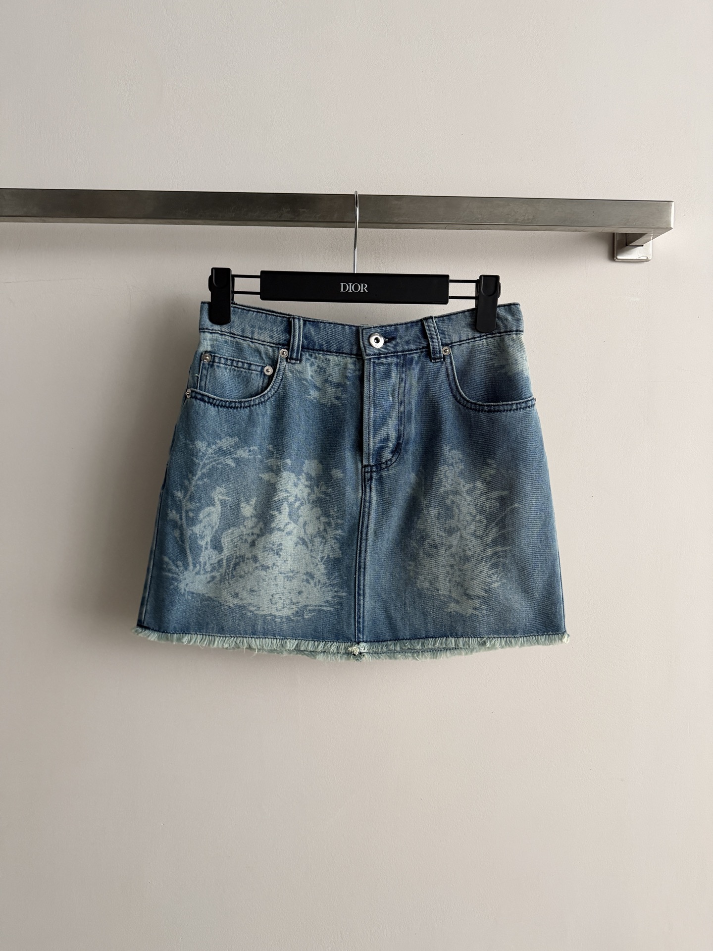 NO:943902,Dio*26FW new blue baroque pattern denim skirt. The fabric is covered with floral baroque patterns and has a washed matte texture. The raw edge of the hem is closed with tassels and the version is A-line high waist. It is a complete set with the denim jacket of the same series and is highly recognizable when worn alone. SML,, dior, skirts, jackets & coats,19860909Dio*26FW新款蓝色巴洛克图案牛仔短裙.面料铺满花卉巴洛克花纹,水洗雾面质感.下摆毛边流苏收口,版型 A 字高腰.和同系列牛仔夹克搭成套很完整,单穿也辨识度高.SML,,dior,skirts,jackets & coats,,Women's clothing