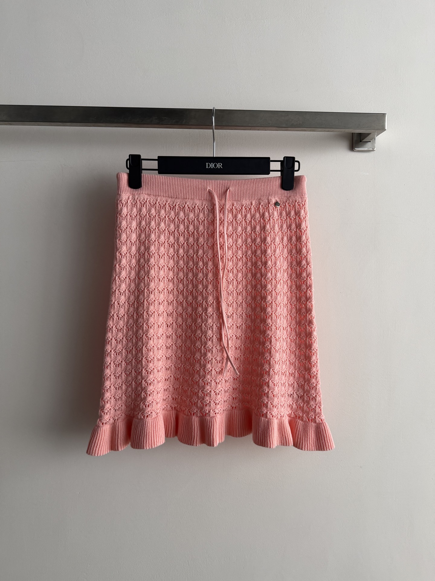 NO:946891,Dio*26 new early autumn hollow ruffled knitted skirt. The hollow crochet craftsmanship brings a sweet and girly feel, reducing age and looking whiter!  It is very suitable for spring and summer. The drawstring design at the waist of the skirt is adjustable and suitable for a variety of body types. The ruffle design at the hem is smart and playful, and is very friendly to modify the leg shape. It is very suitable to match with the knitted top of the same series. The whole set is gentle and delicate. SML-, dior, skirts,19860909Dio*26早秋新款镂空荷叶边针织短裙镂空钩花工艺自带甜美少女感,减龄又显白！春夏穿超合适 半裙腰部抽绳系带设计,可调节松紧,适配多种身材 下摆荷叶边设计,灵动俏皮,修饰腿型超友好搭配同系列针织上衣超合适,整套穿温柔又精致SML-,,dior,skirts,,Women's clothing