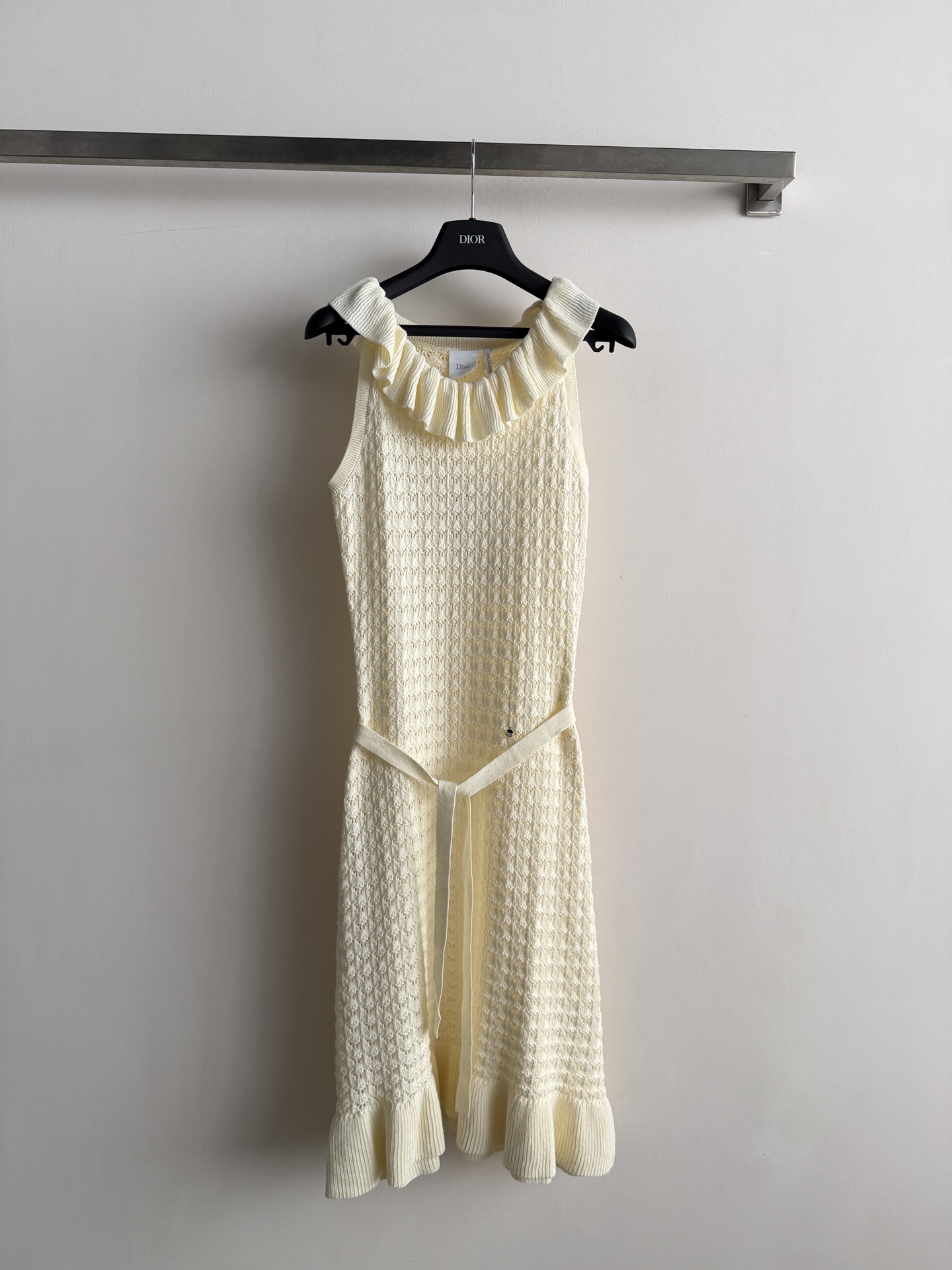 NO:946870,Dio*26 new early autumn dress with fungus hem + waist-cinching fishtail, it is a perfect summer date atmosphere dress with fungus hem and halter neck design just right to expose the shoulder and neck lines. The upper body is breathable and comfortable with hollow craftsmanship and has a sense of laziness and relaxation. Wear a belt of the same color to tuck in the waist at will and outline the soft curves!  The ruffled fishtail skirt at the hem brings a gentle filter when walking, perfect for dating/vacation and daily life~SML-,,dior,skirts,19860909Dio*26早秋新款连衣裙木耳边＋收腰鱼尾,简直夏日约会氛围感神裙木耳边挂脖设计恰到好处露出肩颈线条 镂空工艺上身透气舒适 自带慵懒松弛感 搭同色系腰带随意收腰,勾勒柔和曲线！下摆荷叶边鱼尾裙摆,走路自带温柔滤镜约会/度假日常都超级适配～SML-,,dior,skirts,,Women's clothing