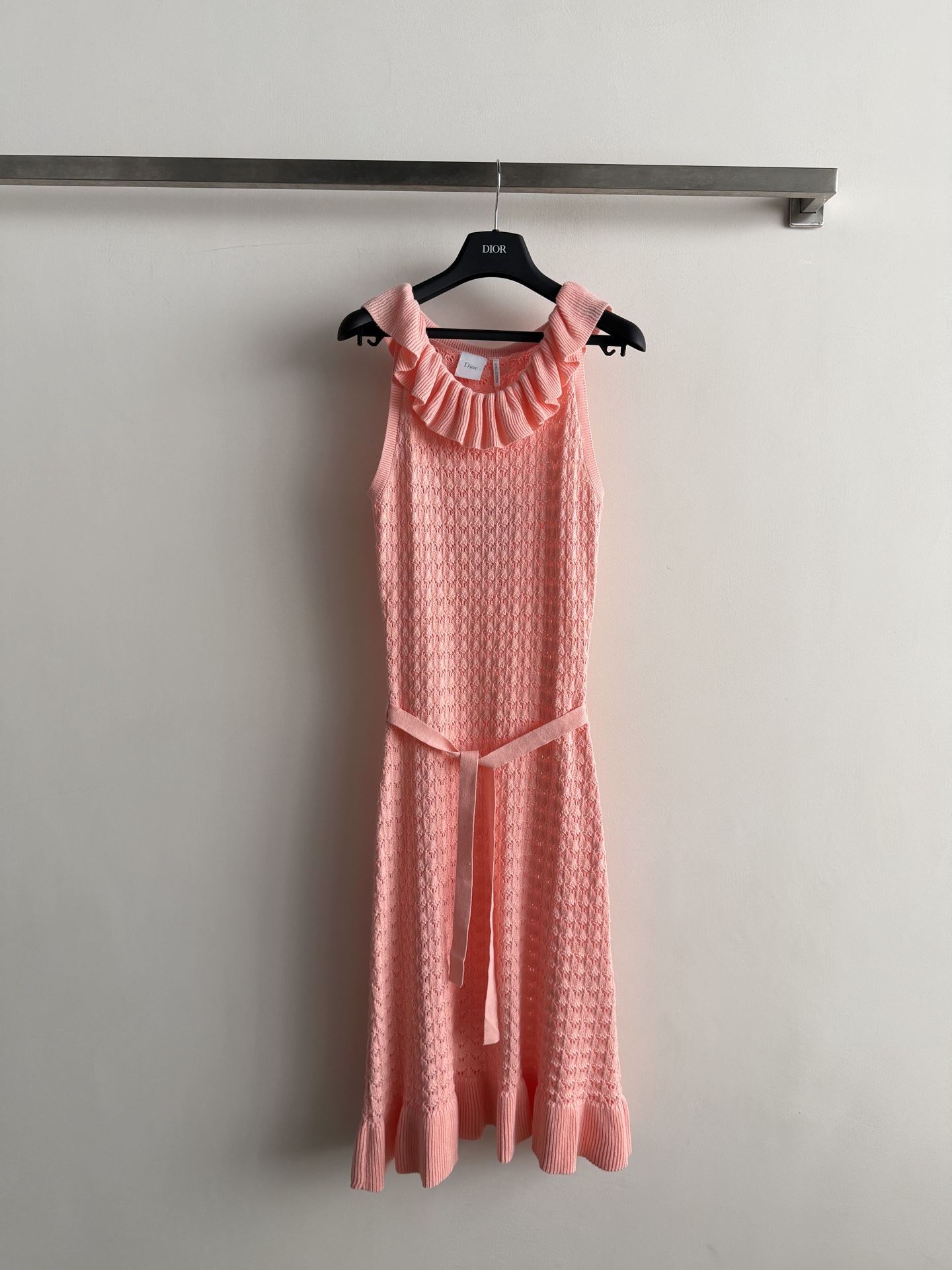 NO:941580,Dio*26 new early autumn dress with fungus hem + waist-cinching fishtail, it is a perfect summer date atmosphere dress with fungus hem and halter neck design just right to expose the shoulder and neck lines. The upper body is breathable and comfortable with hollow craftsmanship and has a sense of laziness and relaxation. Wear a belt of the same color to tuck in the waist at will and outline the soft curves!  The ruffled fishtail skirt at the hem brings a gentle filter when walking, perfect for dating/vacation and daily life~SML-, Dior-clothing, dior, dior, skirts,19860909Dio*26早秋新款连衣裙木耳边＋收腰鱼尾,简直夏日约会氛围感神裙木耳边挂脖设计恰到好处露出肩颈线条 镂空工艺上身透气舒适 自带慵懒松弛感 搭同色系腰带随意收腰,勾勒柔和曲线！下摆荷叶边鱼尾裙摆,走路自带温柔滤镜约会/度假日常都超级适配～SML-,迪奥-服装,dior,dior,skirts,,Women's clothing