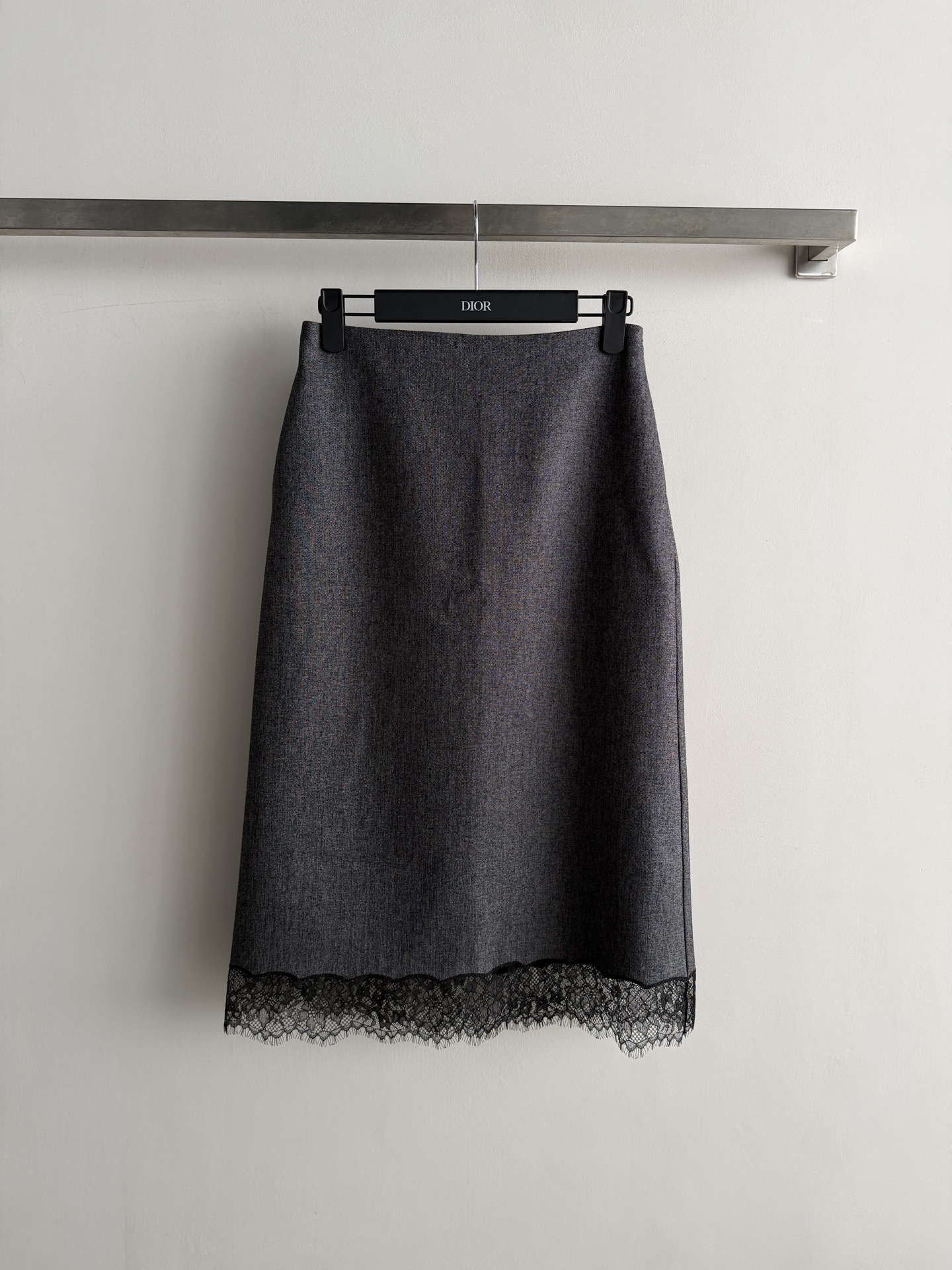 NO:941592,Dio*26 new early autumn lace splicing skirt is made of classic gray fabric. It is crisp and stylish, and can well modify the body shape!  The classic slightly hip-hugging design. The skirt is spliced ​​with a circle of black wavy lace, which breaks the traditional boring feeling and adds a bit of sophistication and romance. The length is moderate, and the upper body is more dignified and decent. Paired with a set of tops from the series, the upper body is completely ladylike. It is very suitable for workplace commuting, business meetings or more formal social occasions. SML-, Dior-clothing, dior, dior, skirts,19860909Dio*26早秋新款蕾丝拼接半裙采用了经典的灰色面料 挺括有型,能很好地修饰身形！经典的微包臀版型设计 裙摆处拼接了一圈黑色的波浪形蕾丝花边～打破了传统沉闷感,增添了几分精致与浪漫的高级感长度适中 上身更显得端庄得体 搭配系列上衣一套上身完全名媛风穿搭,非常适合职场通勤、商务会议或较为正式的社交场合SML-,迪奥-服装,dior,dior,skirts,,Women's clothing