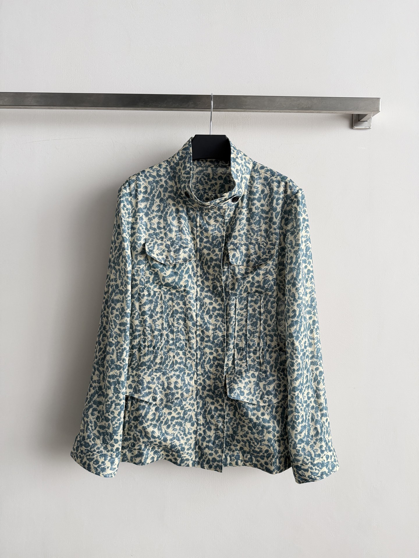 NO:941605,LoroPian*26 new early autumn classic work jacket is carefully made of linen fabric and processed with special technology. The texture is soft and smooth and has a breathable feeling!  The classic hunting pocket design + stand-up collar design is neat and convenient. The waist drawstring design can be adjusted to the perfect waistline at will!  The classics retain the iconic details of the brand design without deliberately concave shapes. Wear them casually to give you a holiday atmosphere. It just has the relaxed feeling of old money style welded on your body. SML-, women's clothing, loro piana, jackets & coats, jackets & coats,19860909LoroPian*26早秋新款经典之作工装夹克外套 亚麻面料精心打造,经过特殊工艺处理,质地柔软流畅 自带透气呼吸感！经典的猎装口袋设计+立领设计 干脆利落又便捷 腰身抽绳设计可随意调节完美腰线！经典保留了品牌设计的标志性细节不用刻意凹造型,随便穿穿就很有度假氛围 简直把老钱风松弛感焊在身上了 SML-,女装,loro piana,jackets & coats,jackets & coats,,Women's clothing
