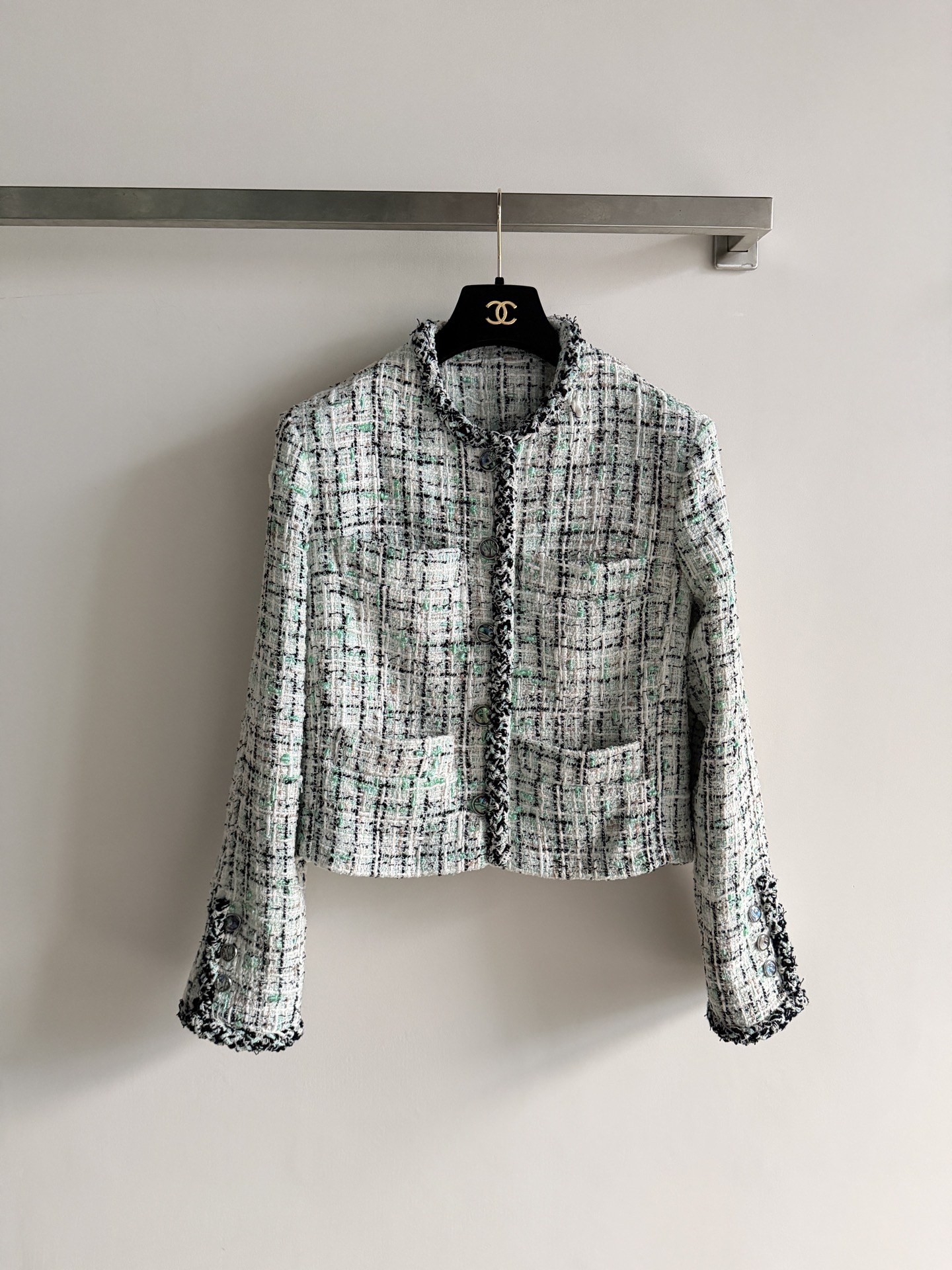 NO:941614,Chane*26 early autumn series tweed jacket with classic plaid + mint green embellishment, elegant and retro. High-quality tweed, thick texture, crisp and neat tailoring, stand-up collar design is super aura. Black piping webbing details, full of sophistication, can be easily used for commuting or formal occasions. The 26S series must be a popular item~SML-, Chanel-clothing, chanel, chanel, jackets & coats,19860909Chane*26早秋系列粗花呢外套经典格纹+薄荷绿点缀,优雅又复古 高品质粗花呢,质地厚实,版型剪裁挺括利落,立领设计超有气场.黑色滚边织带细节,精致感满满,通勤或正式场合都能轻松驾驭.26S系列必入热门单品～SML-,香奈儿-服装,chanel,chanel,jackets & coats,,Women's clothing