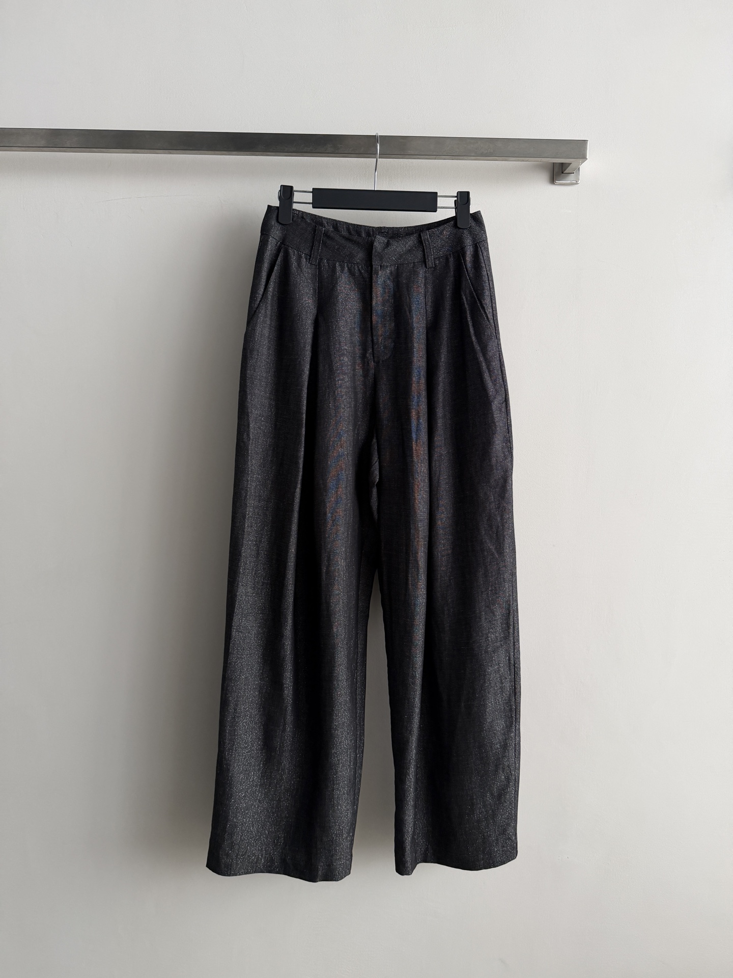 NO:947136,Brunello Cucinell*26 new early autumn wide-leg pants. The linen blended fabric has a lazy and relaxed feel. The fabric is breathable and drapey, making it suitable for early autumn wear. It can easily create a variety of styles such as minimalist, commuting, and art, and is a powerful tool for creating 'ambient outfits.' Paired with any item, it will be full of high-end feeling!  SML-,women's clothing,brunello cucinelli,19860909Brunello Cucinell*26早秋新款阔腿裤亚麻混纺面料自带慵懒松弛感,面料透气有垂坠,适合早秋季节穿搭.它能轻松打造极简、通勤、文艺等多种风格,是打造“氛围感穿搭”的利器.搭配任何单品都是满满的高级感！SML-,女装,brunello cucinelli,,Women's clothing