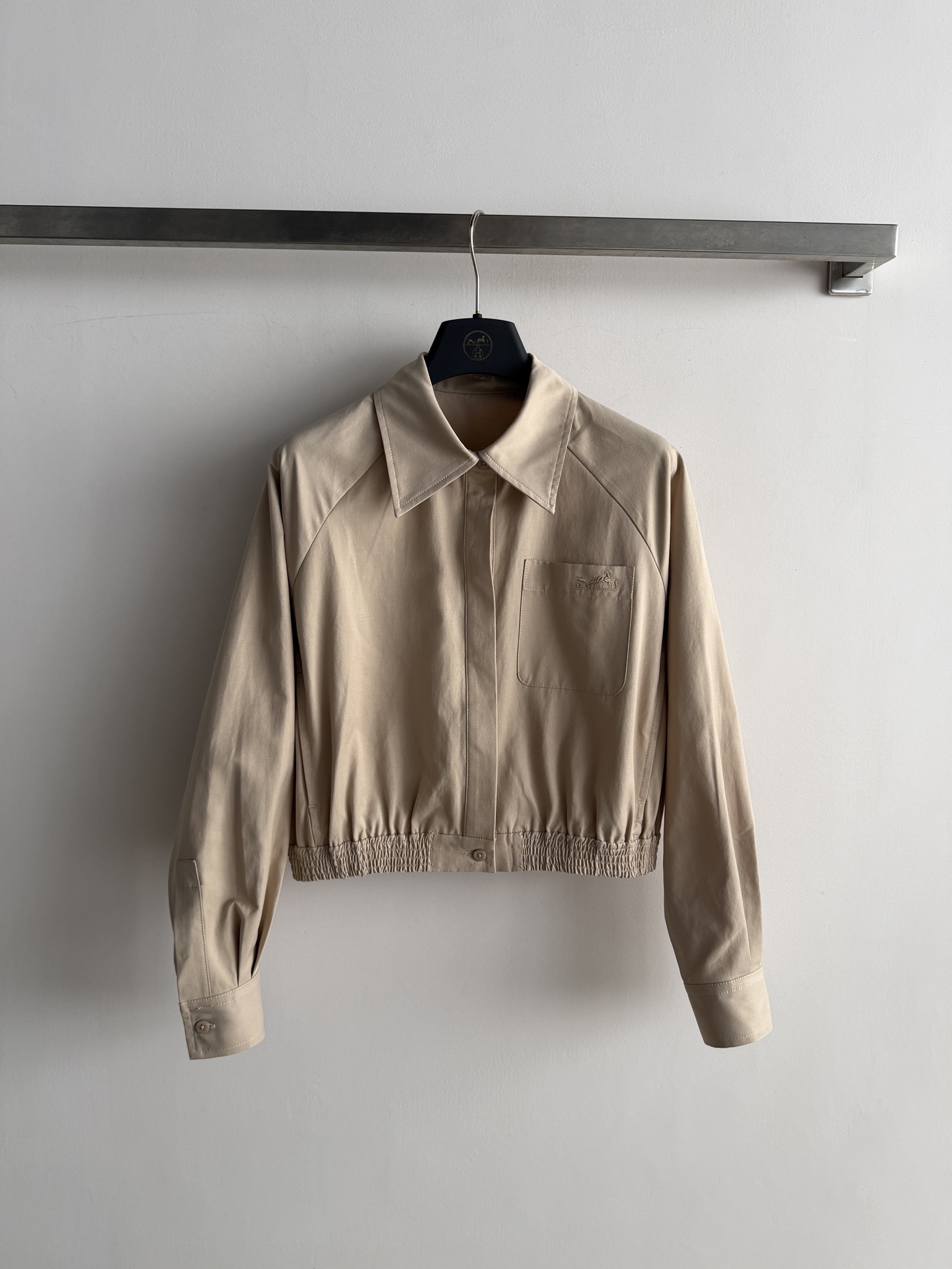NO:943410,Hermes*26 new early autumn short work jacket is made of high-count fine cotton, which is stiff and anti-wrinkle, and the upper body is refreshing, breathable and not stuffy!  Neat lapels + single-row concealed button design, simple and capable, raglan loose long-sleeved tailoring, concealing flesh and slimming, no restrictions on movement and no body shape ~ One-side patch pocket with exquisite embroidered logo, low-key hidden brand details, full of light luxury. The hem is elastic and gathered, and the short version raises the waistline, optimizing body proportions. Minimalist commuter work style, easy to control for daily travel, workplace leisure, and short trips. SML-, Hermès-clothing, hermes, hermes, jackets &  coats,19860909Hermes*26早秋新款短款工装夹克高支细腻棉面料,挺括抗皱,上身清爽透气不闷身！利落翻领+单排暗扣设计,简约干练,插肩宽松长袖剪裁 藏肉显瘦,活动无束缚不挑身形～单侧贴袋搭配精致刺绣标识,低调暗藏品牌细节,轻奢感十足 下摆松紧抽褶收束,短款版型拉高腰线,优化身材比例极简通勤工装风,日常出行、职场休闲、短途出游轻松驾驭SML-,爱马仕-服装,hermes,hermes,jackets & coats,,Women's clothing