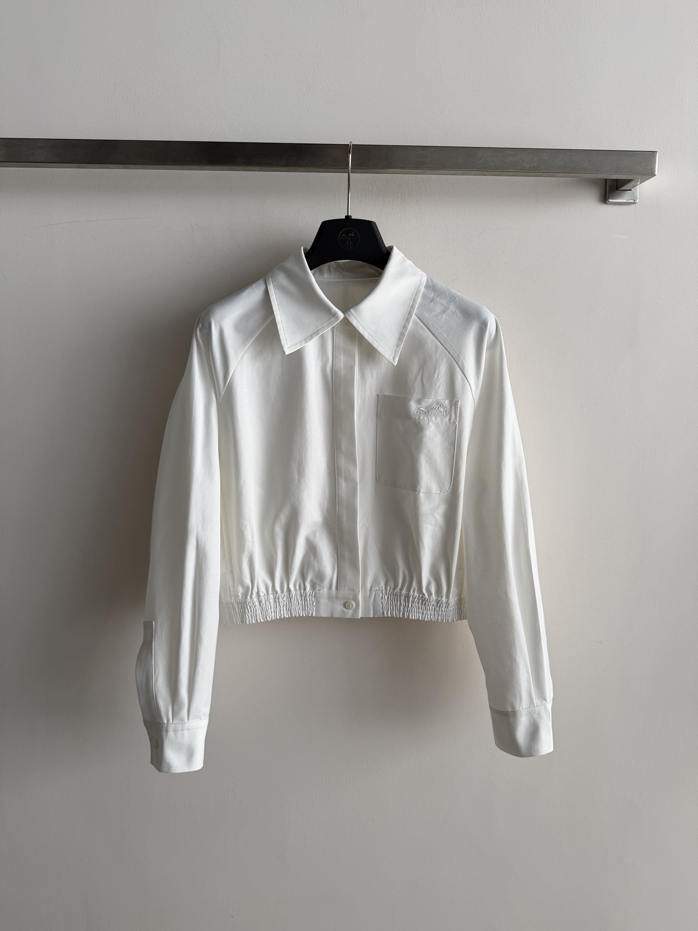 NO:948317,Hermes*26 new early autumn short work jacket is made of high-count fine cotton, which is stiff and anti-wrinkle, and the upper body is refreshing, breathable and not stuffy!  Neat lapels + single-row concealed button design, simple and capable, raglan loose long-sleeved cut, concealing muscles and showing slimming, unrestricted movement and body shape ~ One-sided patch pocket with exquisite embroidered logo, low-key hidden brand details, full of light luxury, elastic pleated hem, short version to raise the waistline, optimize body proportions, minimalist commuter style, easy to control daily travel, workplace leisure, short-distance travel SML-, hermes, jackets & coats,19860909Hermes*26早秋新款短款工装夹克高支细腻棉面料,挺括抗皱,上身清爽透气不闷身！利落翻领+单排暗扣设计,简约干练,插肩宽松长袖剪裁 藏肉显瘦,活动无束缚不挑身形～单侧贴袋搭配精致刺绣标识,低调暗藏品牌细节,轻奢感十足下摆松紧抽褶收束,短款版型拉高腰线,优化身材比例极简通勤工装风,日常出行、职场休闲、短途出游轻松驾驭SML-,,hermes,jackets & coats,,Women's clothing
