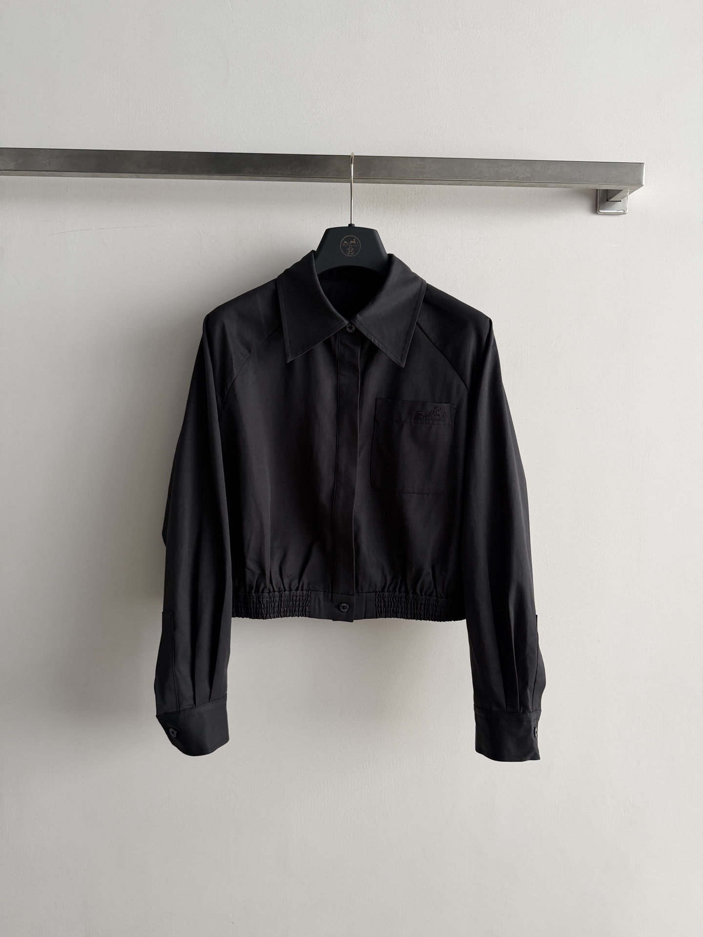NO:943414,Hermes*26 new early autumn short work jacket is made of high-count fine cotton, which is stiff and anti-wrinkle, and the upper body is refreshing, breathable and not stuffy!  Neat lapels + single-row concealed button design, simple and capable, raglan loose long-sleeved tailoring, concealing muscles and slimming, unrestricted movement and body shape ~ One-side patch pocket with exquisite embroidered logo, low-key hidden brand details, full of light luxury, elastic pleated hem, short version to raise the waistline, optimize body proportions, minimalist commuter style, easy to control daily travel, workplace leisure, short-distance travel SML-, Hermès-clothing, hermes, hermes, jackets &  coats,19860909Hermes*26早秋新款短款工装夹克高支细腻棉面料,挺括抗皱,上身清爽透气不闷身！利落翻领+单排暗扣设计,简约干练,插肩宽松长袖剪裁 藏肉显瘦,活动无束缚不挑身形～单侧贴袋搭配精致刺绣标识,低调暗藏品牌细节,轻奢感十足下摆松紧抽褶收束,短款版型拉高腰线,优化身材比例极简通勤工装风,日常出行、职场休闲、短途出游轻松驾驭SML-,爱马仕-服装,hermes,hermes,jackets & coats,,Women's clothing