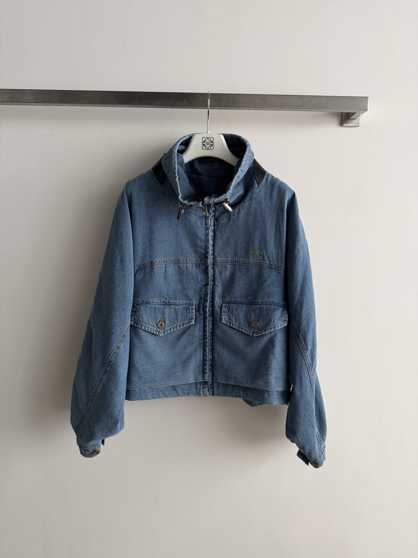 NO:947234,LOEW*26 new denim jacket is made of washed blue denim fabric in retro colors. The fabric is crisp and stylish and not easy to collapse!  High-neck drawstring design, with leather collar splicing, the elasticity of the neckline can be adjusted freely, windproof and casual ~ Exquisite golden Anagram embroidery logo on the chest of the body, brand recognition is full of brand recognition, double-flap workwear large pockets on the front, metal button fastening, strong retro workwear atmosphere, full placket zipper closure  , short high-waisted version + lantern blouson sleeves, optimized body proportions, full of street casual feeling, topstitch denim sewing technology, neat and three-dimensional stitching, versatile for daily wear, can control sweet, cool and American retro styles SML-, Loewe-clothing, loewe, loewe, jackets  & coats,jackets & coats,19860909LOEW*26新款牛仔夹克外套甄选水洗蓝色牛仔面料,做复古色调,面料挺括有型不易软塌！高领抽绳束口设计,搭配皮质领部拼接,可自由调节领口松紧,防风又随性～衣身胸口精致金色Anagram刺绣标识,品牌辨识度拉满前身双翻盖工装大口袋,金属纽扣固定,复古工装氛围浓厚全门襟拉链开合,短款高腰版型+灯笼束口袖,优化身材比例,街头休闲感十足明线牛仔车缝工艺,走线工整立体,日常穿搭百搭,甜酷、美式复古风格都能驾驭SML-,罗意威-服装,loewe,loewe,jackets & coats,jackets & coats,,Women's clothing