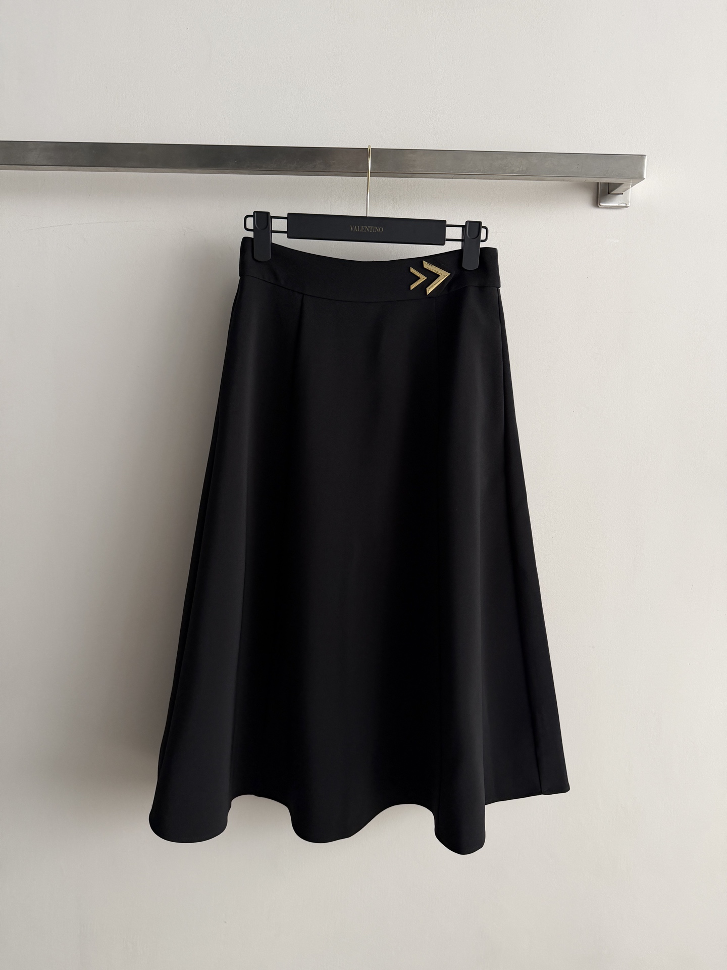 NO:947278,VALENTIN*26 Early Autumn New Style Skirts A-line shape modifies the legs and looks smart. The metal V logo on the waist is simple and recognizable. It goes well with shirts or sweaters. It is easy to switch between intellectual or casual style ~ The fabric is comfortable and durable, and you are not afraid of sitting for a long time. It is a versatile artifact in the wardrobe of working girls. SML-, Valentino-clothing, valentino, valentino, skirts, shirts,19860909VALENTIN*26早秋新款半裙裤A字版型修饰腿型又显干练 腰部金属V标,简约又有辨识度搭配衬衫或针织衫都很OK,轻松切换知性or休闲风～面料舒适耐穿,久坐也不怕,是职场女生衣橱里的百搭神器SML-,华伦天奴-服装,valentino,valentino,skirts,shirts,,Women's clothing