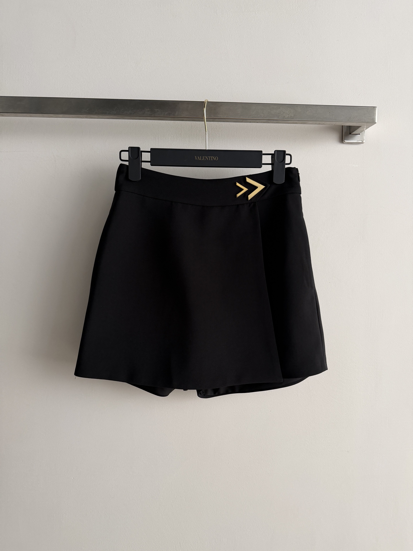 NO:947289,VALENTIN*26 early autumn new style culottes A wide version to modify the legs and look smart. The metal V mark on the waist is simple and recognizable. It goes well with shirts or sweaters. It is easy to switch between intellectual or casual style ~ The fabric is comfortable and durable, and you are not afraid of sitting for a long time. It is a versatile artifact in the wardrobe of working girls. SML-, Valentino-clothing, valentino, valentino, skirts, shirts,19860909VALENTIN*26早秋新款裙裤A阔版型修饰腿型又显干练 腰部金属V标,简约又有辨识度搭配衬衫或针织衫都很OK,轻松切换知性or休闲风～面料舒适耐穿,久坐也不怕,是职场女生衣橱里的百搭神器SML-,华伦天奴-服装,valentino,valentino,skirts,shirts,,Women's clothing