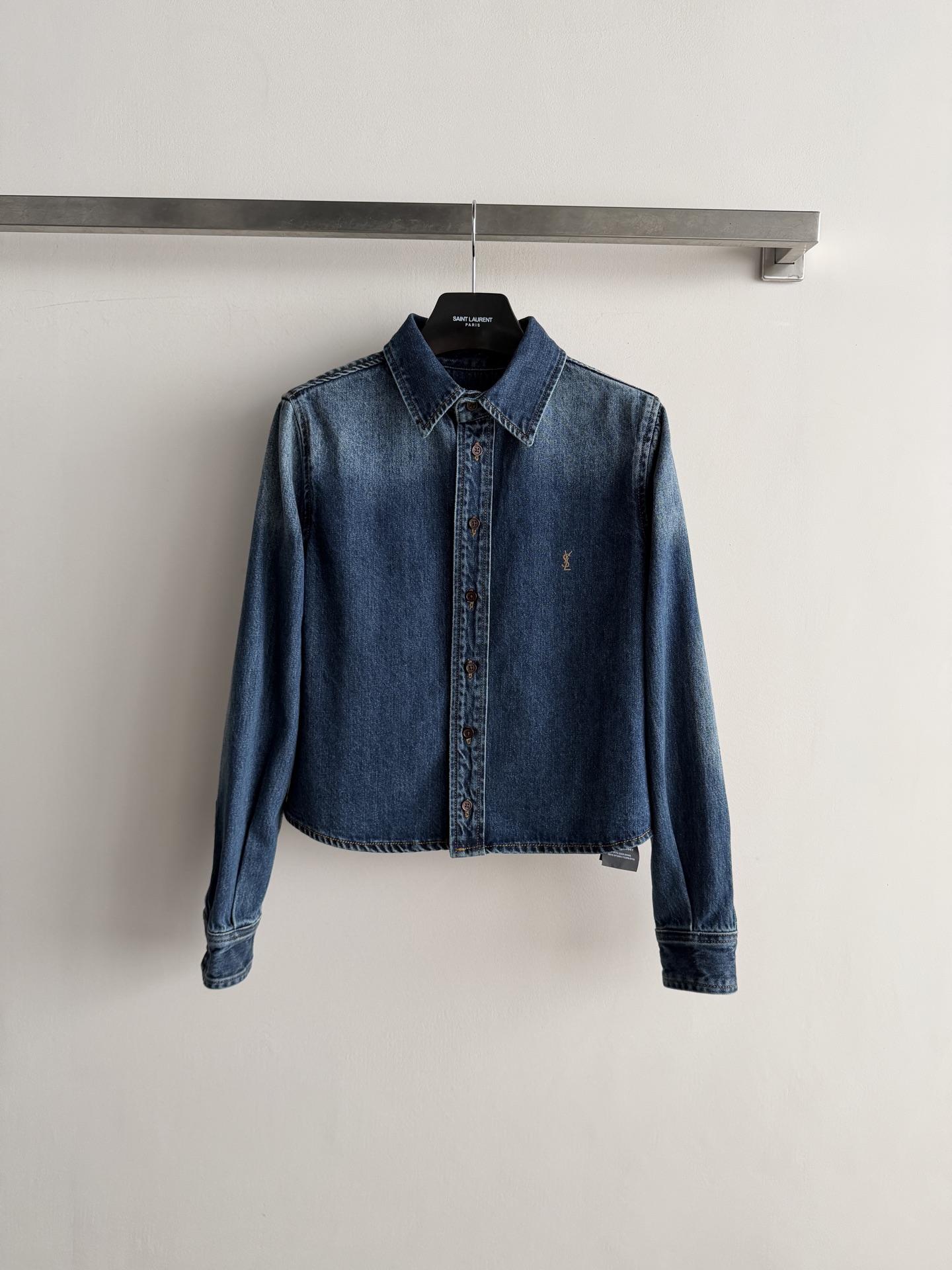 NO:947308,SaintLauren*26 new autumn and winter denim shirt. The classic dark blue washed denim blue comes with a retro filter. It has a low-key embroidered logo on the chest. You won’t notice it unless you look closely. This kind of detail that “people who understand will naturally understand” is the essence of luxury brands. The slightly closed cut just hides the little flesh and does not weigh down the body like an oversize. Roll up the cuffs to reveal a little denim lining. Pair it with high-waisted jeans and a brown belt. The waistline is directly raised by 10cm. The proportion is so good that it’s foul!  Whether it is worn alone as a shirt, or layered under a coat to reveal the neckline, the atmosphere of autumn and winter can be filled with SML-, Saint Laurent-clothing, saint laurent, saint laurent, versace, jeans, shirts,19860909SaintLauren*26秋冬新款牛仔衬衫经典的深蓝水洗牛仔蓝自带复古滤镜,胸口低调的刺绣小标,不仔细看都没发现,这种“懂的人自然懂”的细节才是奢牌的精髓啊微收的版型剪裁刚好藏住小肉肉,不会像oversize那样压个子,卷个袖口露出一点牛仔内里,搭配高腰牛仔裤,再系上棕色皮带,腰线直接拉高10cm,比例好到犯规！不管是单穿当衬衫,还是叠穿在大衣里露出领口,秋冬的氛围感一下就拉满了SML-,圣罗兰-服装,saint laurent,saint laurent,versace,jeans,shirts,,Women's clothing