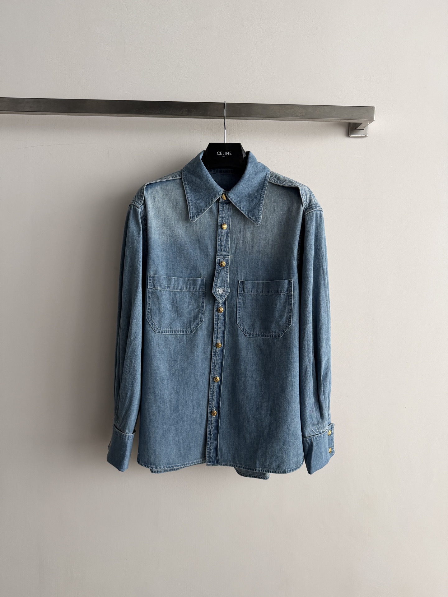 NO:947403,Celin*26 new autumn and winter work style denim shirt is made of soft washed thin denim fabric, soft and waxy but not stiff to the touch. It can be worn in all seasons with a classic lapel + epaulette work wear design. It has a neat and cool aura. Retro gold round button on the front. The triangle piece on the placket is embellished with the brand's Arc de Triomphe embroidered logo, which brings self-recognition.  Symmetrical square patch pockets on the left and right, both decorative and practical. A loose, dropped-shoulder wide cut. Suitable for single wear or layering. The light blue wash color is refreshing and versatile. It is casual and casual for commuting. High-end SML-, Celine-clothing, celine, celine, shirts,19860909Celin*26秋冬新款工装风牛仔衬衫柔和水洗薄牛仔面料,触感软糯不僵硬,四季可穿经典翻领+肩章工装设计,自带利落飒爽气场前襟复古金色圆扣,门襟三角片点缀品牌凯旋门刺绣标识自带辨识度 左右对称方形贴袋,兼具装饰与实用性宽松落肩阔版剪裁,单穿、内搭叠穿都适配浅蓝水洗色调清爽百搭,通勤休闲随性高级SML-,赛琳-服装,celine,celine,shirts,,Women's clothing