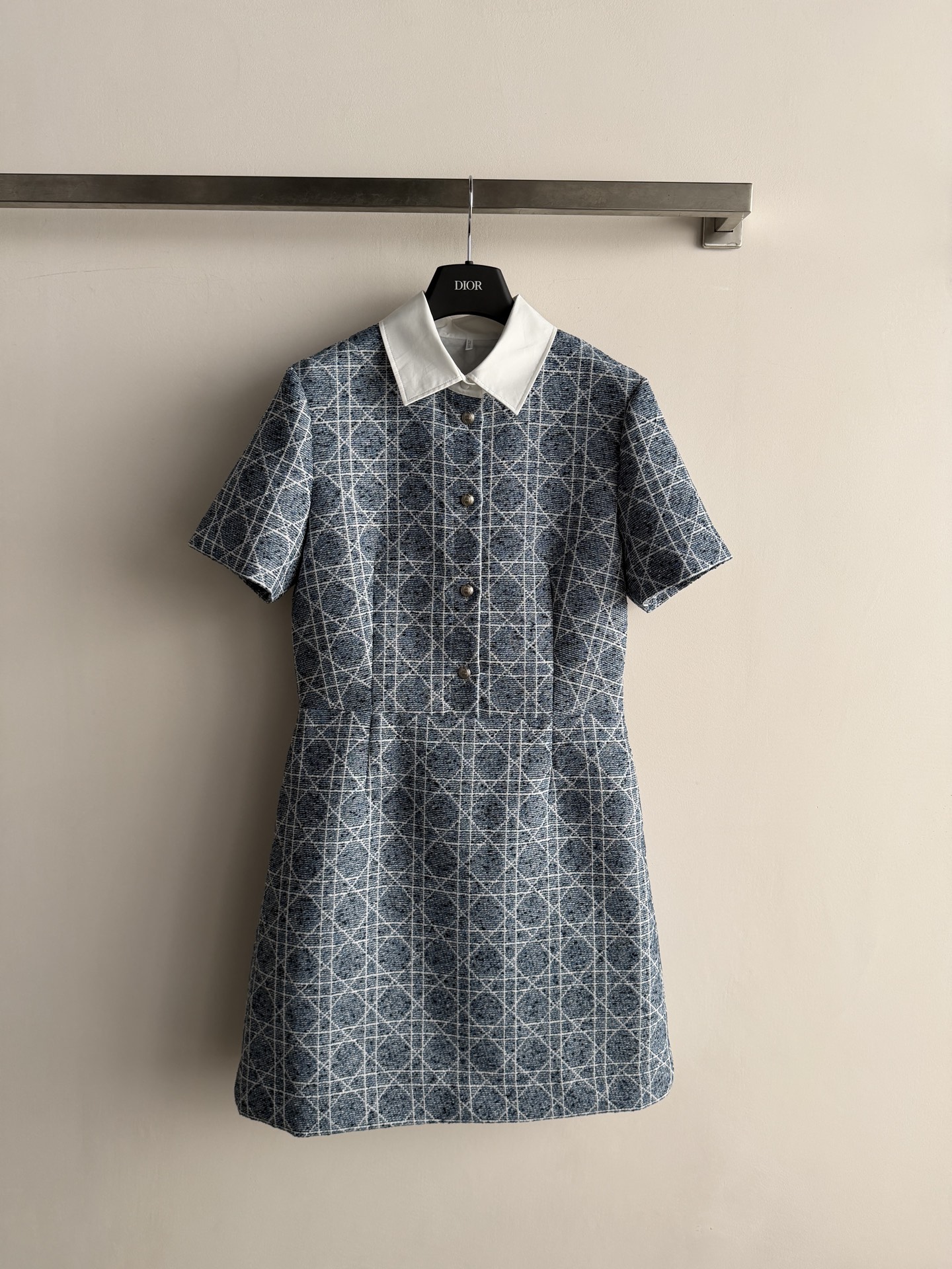 NO:949899,Dio*26 early autumn new plaid tweed dress is made of custom-made blue and white rhombus textured tweed fabrics. The texture is solid and textured. The retro temperament is full of contrasting white lapels. It has clear layers. It has both college style and light luxury. The custom metal letter bead button closure on the front is more exquisite. The high-waist waist tailoring cleverly tightens the waistline. The A-line skirt makes the legs slimmer and longer.  The style is neat and capable, suitable for daily commuting, dating, and light formal occasions. SML-, dior, skirts,19860909Dio*26早秋新款格纹粗花呢连衣裙定制蓝白菱格肌理粗花呢面料,肌理扎实有质感,复古气质拉满撞色白色翻领,层次分明,学院风与轻奢感兼具前襟定制金属字母圆珠纽扣开合 更显精致版型高腰收腰剪裁,巧妙收紧腰线,A字裙摆显瘦显腿长 版型利落干练,日常通勤、约会、轻正式场合都适配SML-,,dior,skirts,,Women's clothing