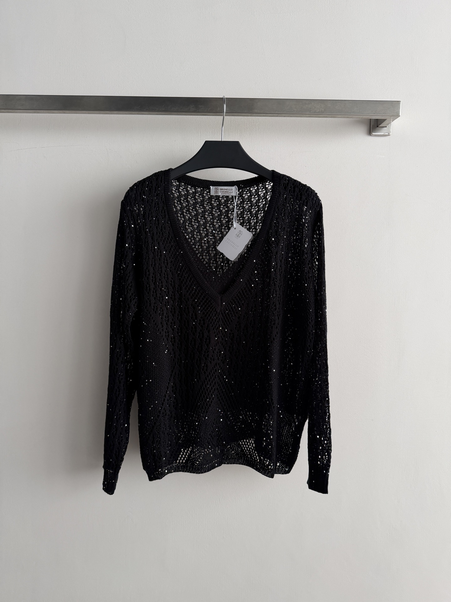 NO:949948,Brunello Cucinell*26 new early autumn fake two-piece sweater. The outer layer has a large mesh hollow design interspersed with small sequins. The loose version is super friendly to the figure and can be easily managed for commuting, dating and daily life. Pair it with wide-leg pants or skirts to easily get a Korean-style relaxed look, comfortable and fashionable SML-,, brunello cucinelli, skirts,19860909Brunello Cucinell*26早秋新款假两件针织衫 外层大网眼镂空设计穿插着小亮片层次感满满宽松版型对身材超友好,通勤、约会、日常都能轻松驾驭.搭配阔腿裤或半裙,轻松get韩系松弛感穿搭,舒适又时髦SML-,,brunello cucinelli,skirts,,Women's clothing