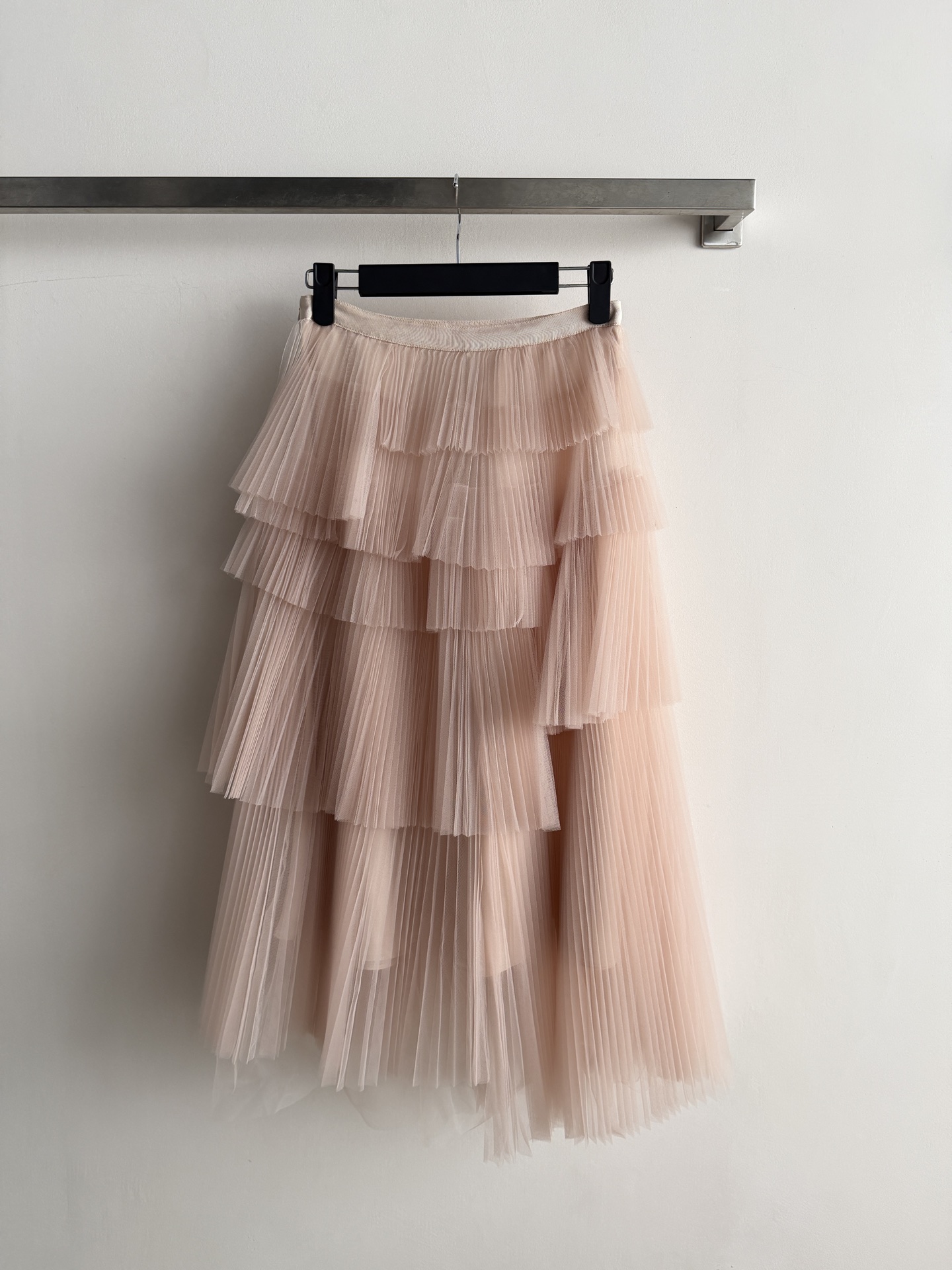 NO:951450,The asymmetrical design of Dio*’s new irregular gauze skirt is really amazing!  Full of layering, each layer of mesh is light and soft, like a cloud to the touch. The fabric is super comfortable, skin-friendly and breathable, and the upper body effect is even more fashionable and versatile. Whether it is paired with a simple T-shirt or an elegant shirt, it can be easily worn. Walking on the street beautifully, it turns heads. It is both fashionable and high-end ~ SML-,, dior, skirts, shirts, tees, t-shirt,19860909Dio*新款不规则纱裙半裙的不对称设计真的是绝了！层次感十足,每一层网纱都轻盈柔软,仿佛云朵般触感,面料超级舒服,亲肤透气,上身效果更是洋气百搭,无论是搭配简约T恤还是优雅衬衫,都能轻松驾驭,美美哒走在街上,回头率满分既时尚又不失高级感～SML-,,dior,skirts,shirts,tees，t-shirt,,Women's clothing