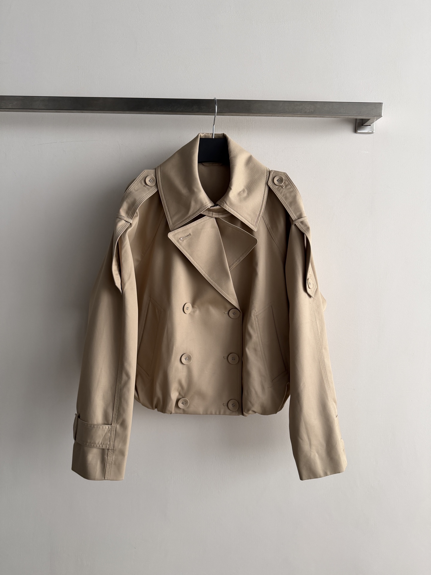 NO:947206,Acne Studio*26 autumn and winter short windbreaker jacket has a stand-up collar design + British-style double-breasted buttons + Korean-style dropped shoulders. The perfect balance between classic and casual. The shoulder lines are soft and slimming. Lazy but not procrastinating. The short version is also friendly to small people. The upper body instantly shows off your aura!  The autumn atmosphere directly fills SML-, women's clothing, Acne studios, dior, jackets & coats,19860909Acne Studio*26秋冬短款风衣外套立领设计+英伦风双排扣+韩系落肩 经典与休闲的完美平衡 肩膀线条柔和显瘦 慵懒但不拖沓,短款版型对小个子也友好 上身瞬间立显气场！秋日氛围感直接拉满SML-,女装,acne studios,dior,jackets & coats,,Women's clothing