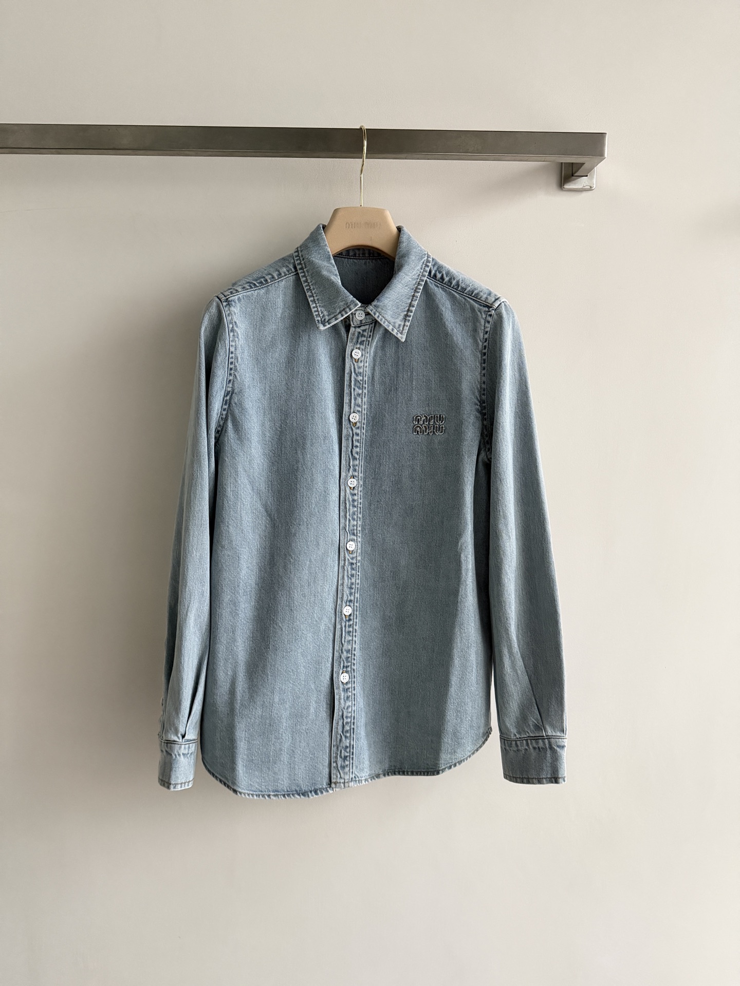 NO:942666,Miu Mi* new early autumn denim shirt is made of enzyme-washed distressed denim. The upper body is soft and not sweaty. It has a retro texture and a matte blue tone. It is gentle and advanced. It has a loose fit and three-dimensional embroidery on the chest. It has a full sense of detail and can be worn alone or layered!  It is very suitable for daily outings, dates or commuting. It is casual when paired with a white T-shirt and gentle with suspenders. It is easy to hold and effortlessly relaxed and elegant. SML-, Miu Miu-clothing, miumiu, shirts,19860909Miu Mi*早秋新款牛仔衬衫酵素洗水做旧牛仔面料,上身软乎乎不闷汗,自带复古肌理感雾蓝色调温柔又高级 宽松版型+胸前立体刺绣,细节感拉满,单穿/叠穿都能驾驭！不管是日常出街、约会还是通勤穿都超合适,搭配白T随性,配吊带温柔,轻松拿捏不费力的松弛贵气感SML-,缪缪-服装,miumiu,shirts,,Women's clothing