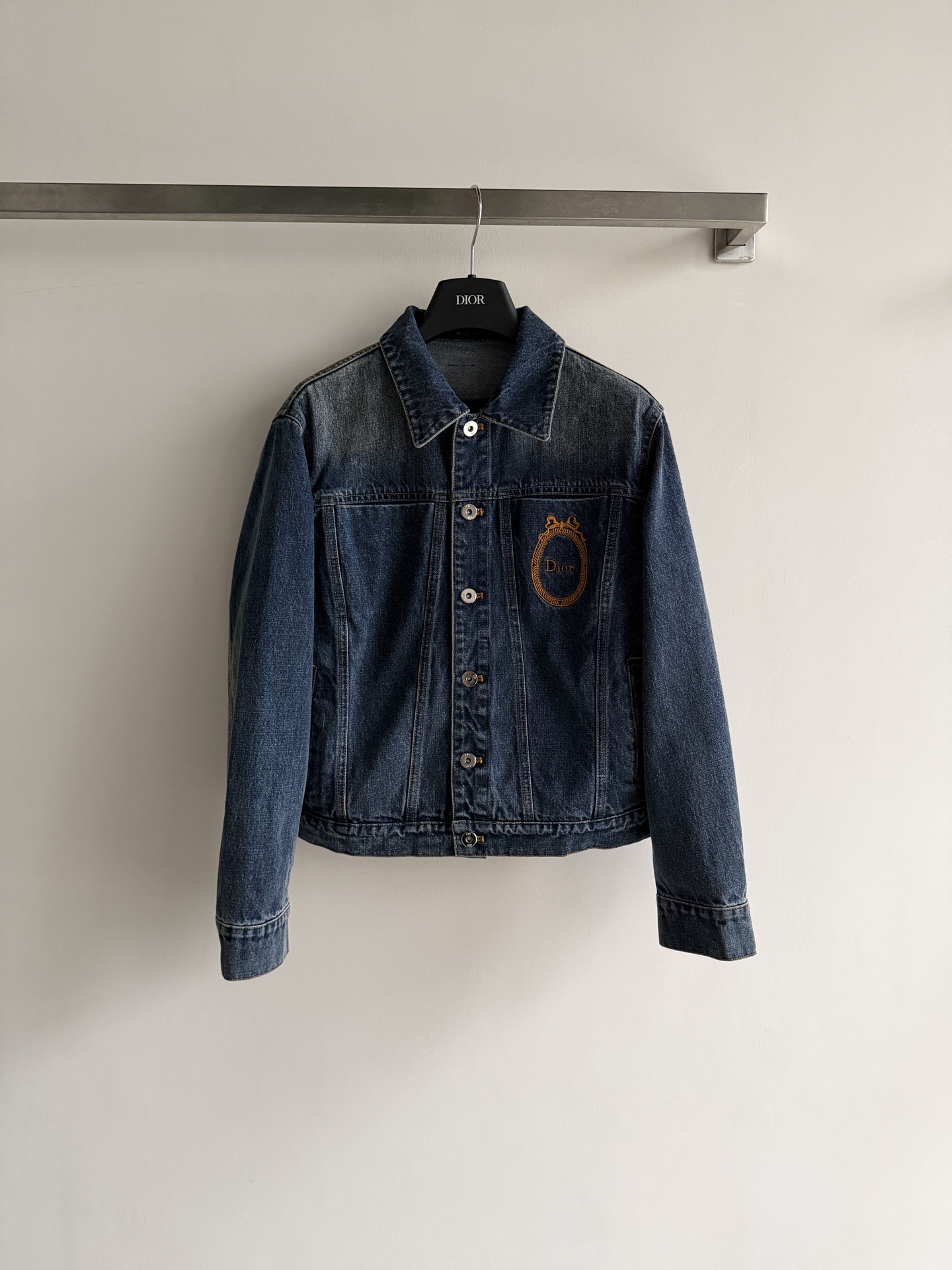 NO:942603,Dio*26 early autumn denim jacket is made of dark blue washed denim and adopts a classic lapel single-breasted short version design with a crisp and stylish upper body!  The chest pocket is decorated with the brand's golden oval embroidered badge, highlighting the brand's recognition and versatility. Denim has always been a must-have item in the wardrobe, classic and timeless SML-, Dior-clothing, dior, dior, jackets & coats,19860909Dio*26早秋牛仔夹克深蓝色水洗丹宁面料 采用经典的翻领单排扣短款版型设计 上身挺括有型！胸前胸口袋处有品牌金色椭圆形刺绣徽章装饰 彰显品牌辨识度百搭不挑人 牛仔一直都是衣橱必备单品,经典不过时SML-,迪奥-服装,dior,dior,jackets & coats,,Women's clothing