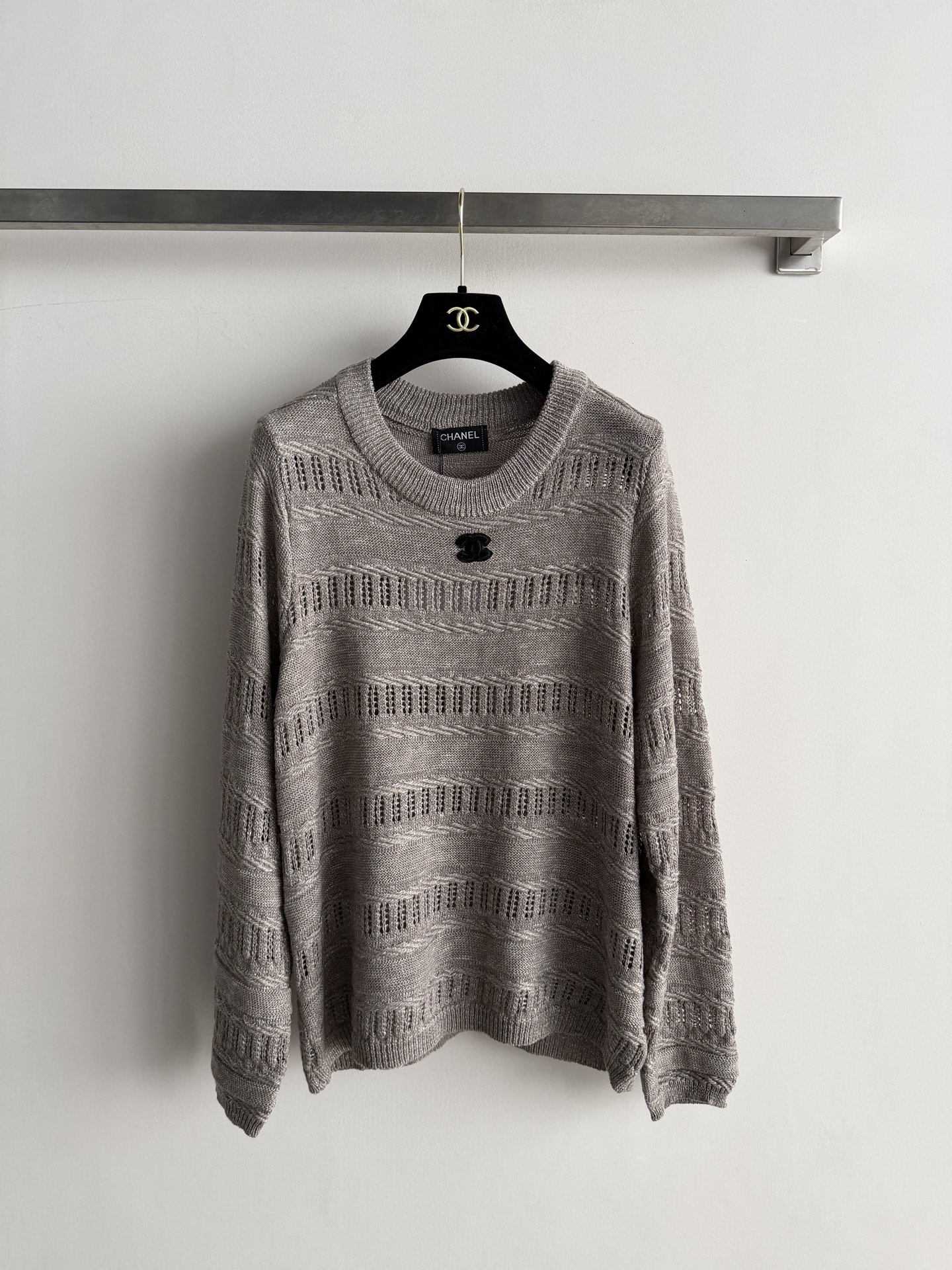NO:952897,CHANE* early autumn new long-sleeved sweater, customized wool fabric, soft and breathable, round neck, loose fit, adopts regular hollow jacquard weaving method. The neckline is decorated with double C logo to add highlights. It can be matched casually with the upper body to bring a lazy and windy look. SML-l,,chanel,19860909CHANE*早秋新款长袖针织衫定制羊毛面料柔软透气圆领宽松版型采用了有规则的镂空提花织法 领口处配有双C标志装饰 增添亮点 随意搭配上身都自带慵懒随风SML-l,,chanel,,Women's clothing