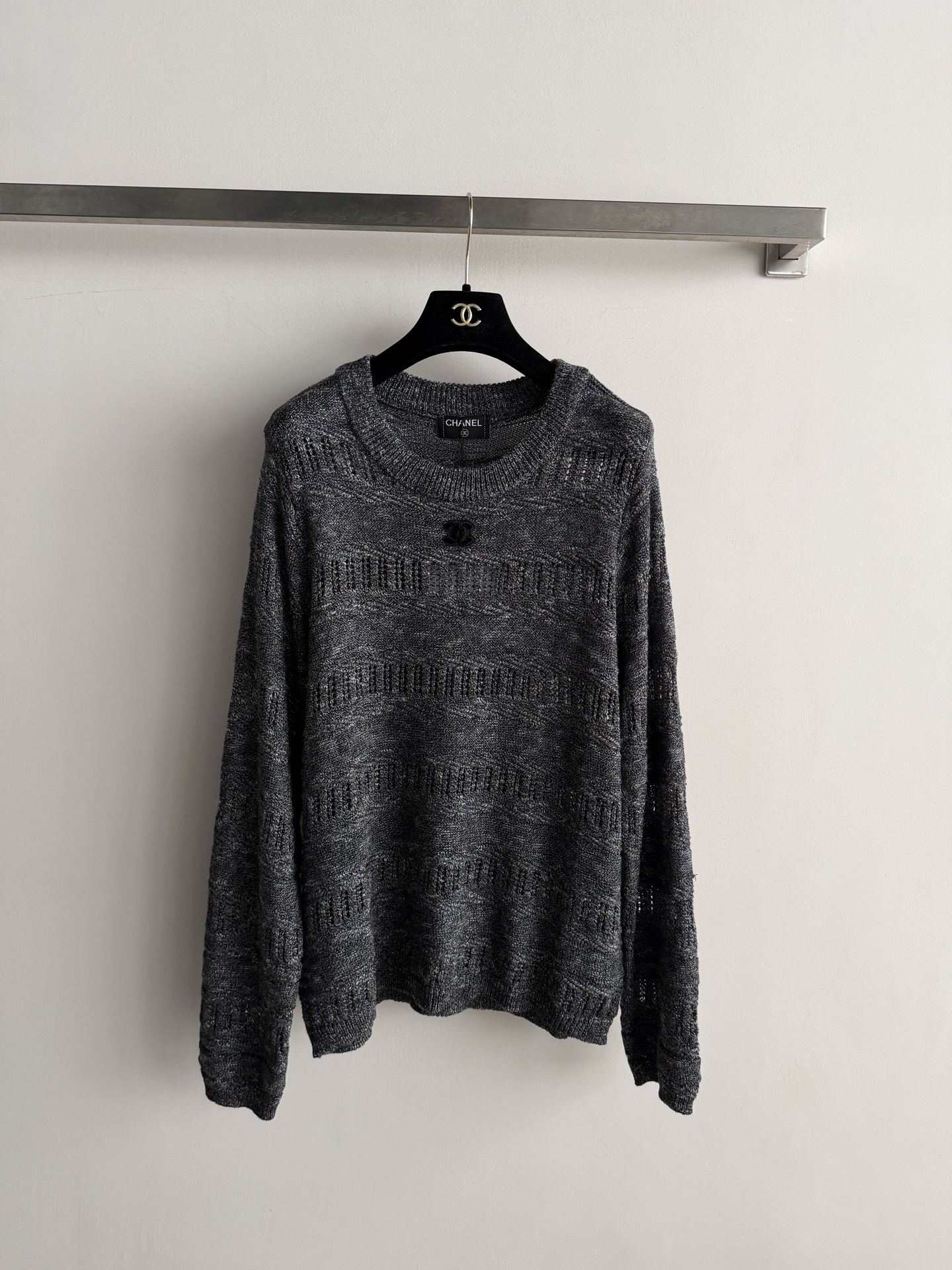NO:942611,CHANE* early autumn new long-sleeved sweater, customized wool fabric, soft and breathable, round neck, loose fit, using regular hollow jacquard weaving method. The neckline is decorated with double C logo to add highlights. It can be matched casually with the upper body to bring a lazy and windy look. SML-, Chanel-clothing, chanel, chanel,19860909CHANE*早秋新款长袖针织衫定制羊毛面料柔软透气圆领宽松版型采用了有规则的镂空提花织法 领口处配有双C标志装饰 增添亮点 随意搭配上身都自带慵懒随风SML-,香奈儿-服装,chanel,chanel,,Women's clothing