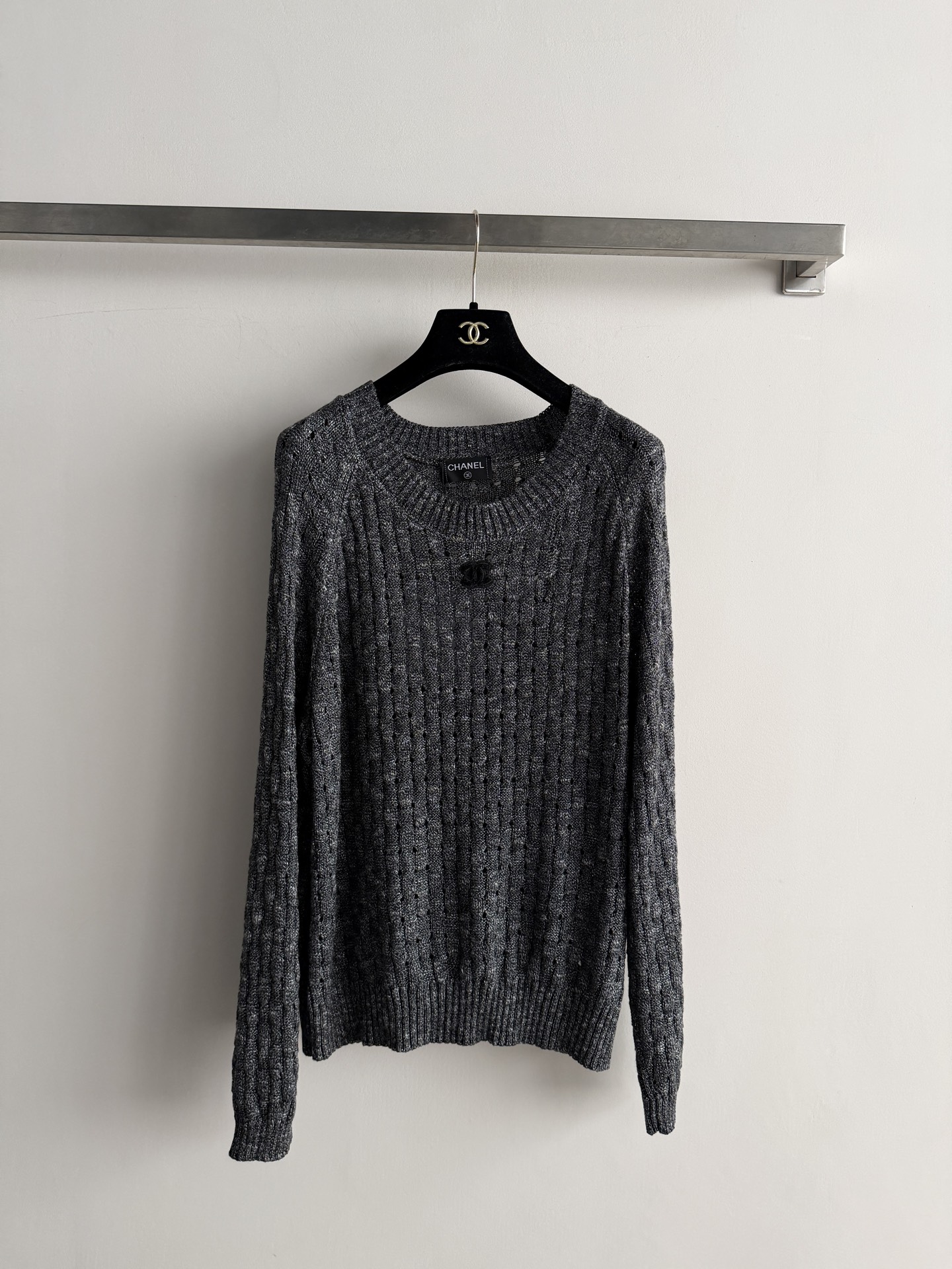 NO:942618,CHANE*'s new early autumn long-sleeved sweater adopts a hollow grid woven texture, and is decorated with a double C logo on the neckline to add highlights. The slightly loose version is more tolerant, and the upper body is lazy and casual. SML-, Chanel-clothing, chanel, chanel,19860909CHANE*早秋新款长袖针织衫采用了镂空网格的编织纹理,领口处配有双C标志装饰 增添亮点 微宽松版型包容性较好,上身慵懒随意范SML-,香奈儿-服装,chanel,chanel,,Women's clothing