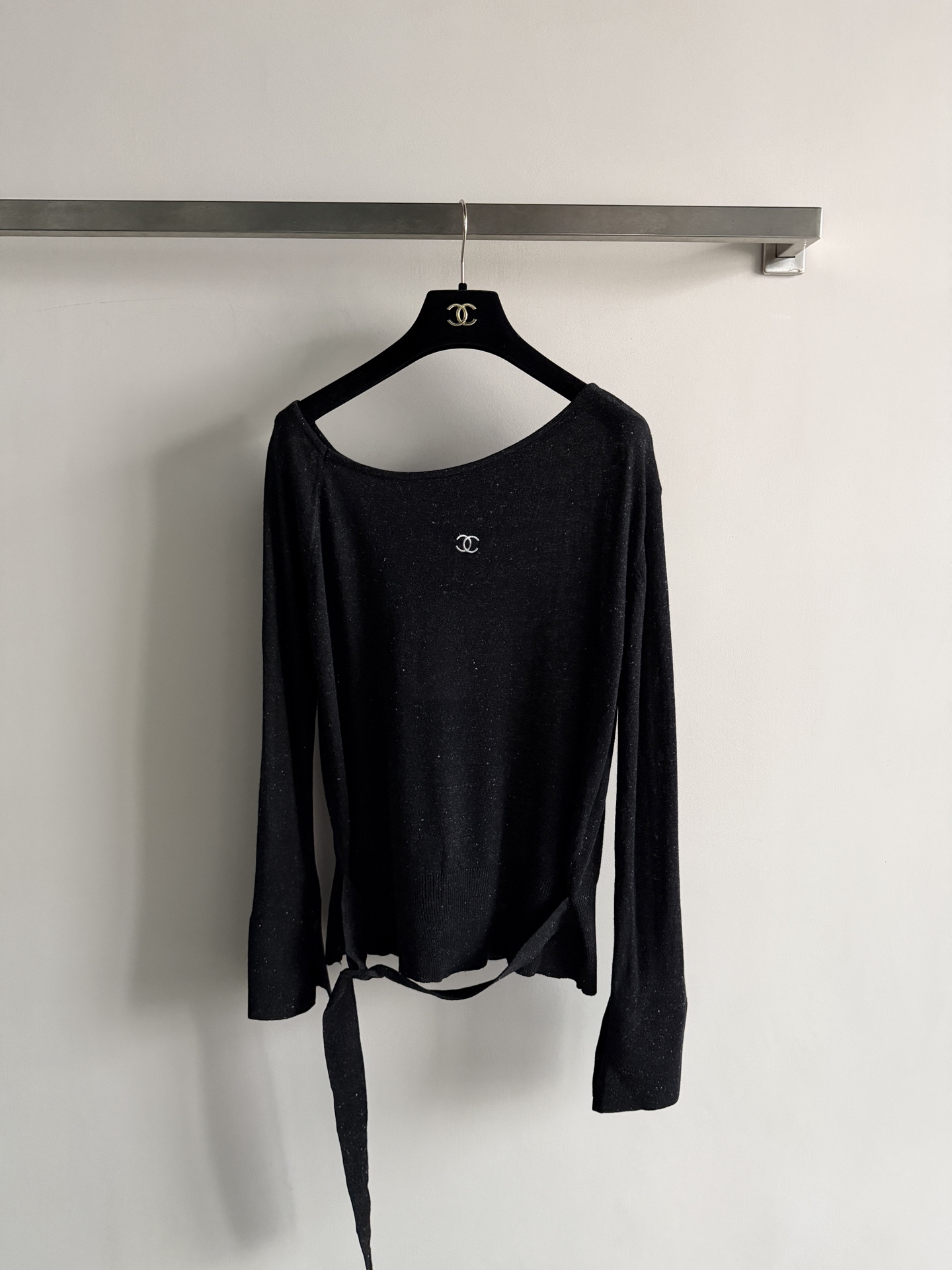 NO:942626,CHANE*26 Early Autumn waist-cinching lace-up sweater has a large round neck and off-shoulder version. There are straps on the side waist to tighten the waist, which can be adjusted for tightness. There is a small black double C embroidery logo on the chest. The fabric is thin knitted with a fine grainy texture, soft and drapey, not thick and not stuffy!  This strap design is the finishing touch - tighten it to show off your waistline, loosen it to create a lazy silhouette, two ways to wear one piece of clothing SML-, Chanel-clothing, chanel, chanel,19860909CHANE*26早秋收腰系带针织衫大圆领斜落肩版型,侧腰有绑带收腰设计可以调节松紧,胸口有小巧的黑色双C刺绣标面料是带细闪颗粒感的薄针织,柔软有垂坠感,不厚不闷！这个绑带设计是点睛之笔——系紧了可以秀腰线,松开着就是慵懒廓形,一件衣服两种穿法SML-,香奈儿-服装,chanel,chanel,,Women's clothing