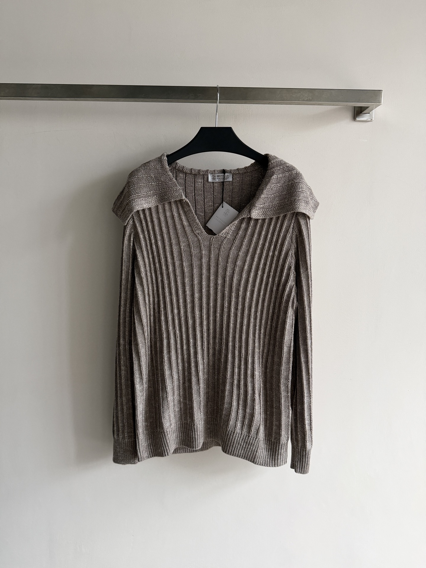 NO:952920,Brunello Cucinell*26 early autumn lapel pit sweater adopts a large lapel combined with a V-neck design. It can well modify the neck line and highlight the collarbone. The regular fit is not unsightly. The whole dress is covered with vertical pit texture. It is visually slimmer. It is suitable for daily commuting SMK-,, brunello cucinelli,19860909Brunello Cucinell*26早秋翻领竖坑针织衫采用大翻领结合V领设计 能够很好的修饰颈部线条并凸显锁骨 常规版型剪裁不挑人 全衣布满竖坑条肌理 视觉上比较显瘦 适合日常通勤穿搭SMK-,,brunello cucinelli,,Women's clothing