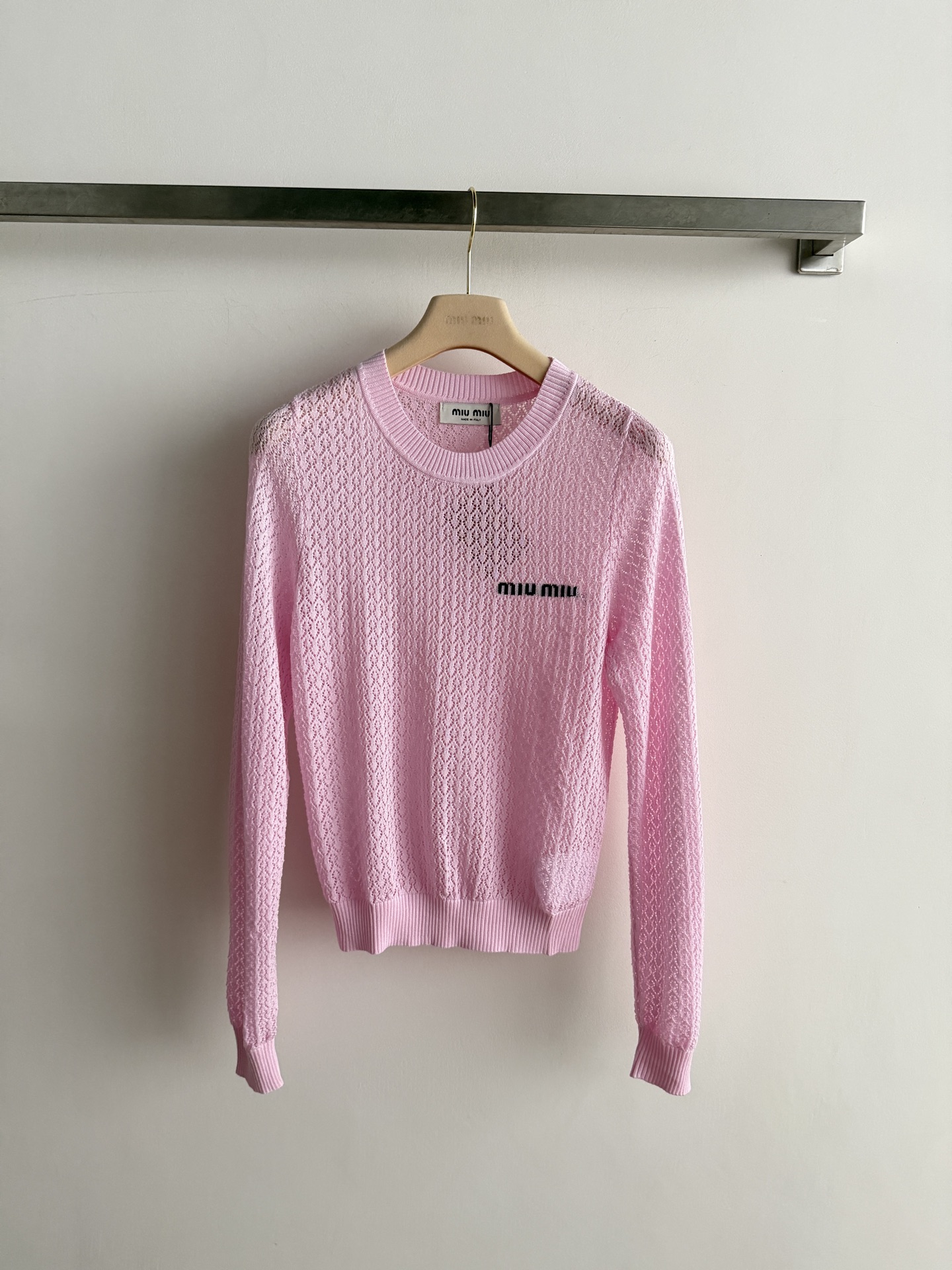 NO:954313,MiuMi*26 new early autumn hollow knitted sweater. The hollow jacquard design is simple and layered. The brand logo on the chest is super recognizable and the details are perfect. The knitted fabric has good elasticity and fits the body shape. It is comfortable and elegant to wear. The fitted version is casual and lazy. It can be easily used in daily or light formal occasions. It looks great with jeans or skirts!  SML-,,miumiu,skirts,jeans,19860909MiuMi*26早秋新款镂空针织衫镂空提花设计简约又有层次感胸前品牌徽标超有辨识度,细节满分.针织面料弹性好,贴合身形,穿着舒适又显气质 合身版型休闲慵懒 日常或轻正式场合都能轻松驾驭,搭配牛仔裤或半裙都很出彩哦！SML-,,miumiu,skirts,jeans,,Women's clothing