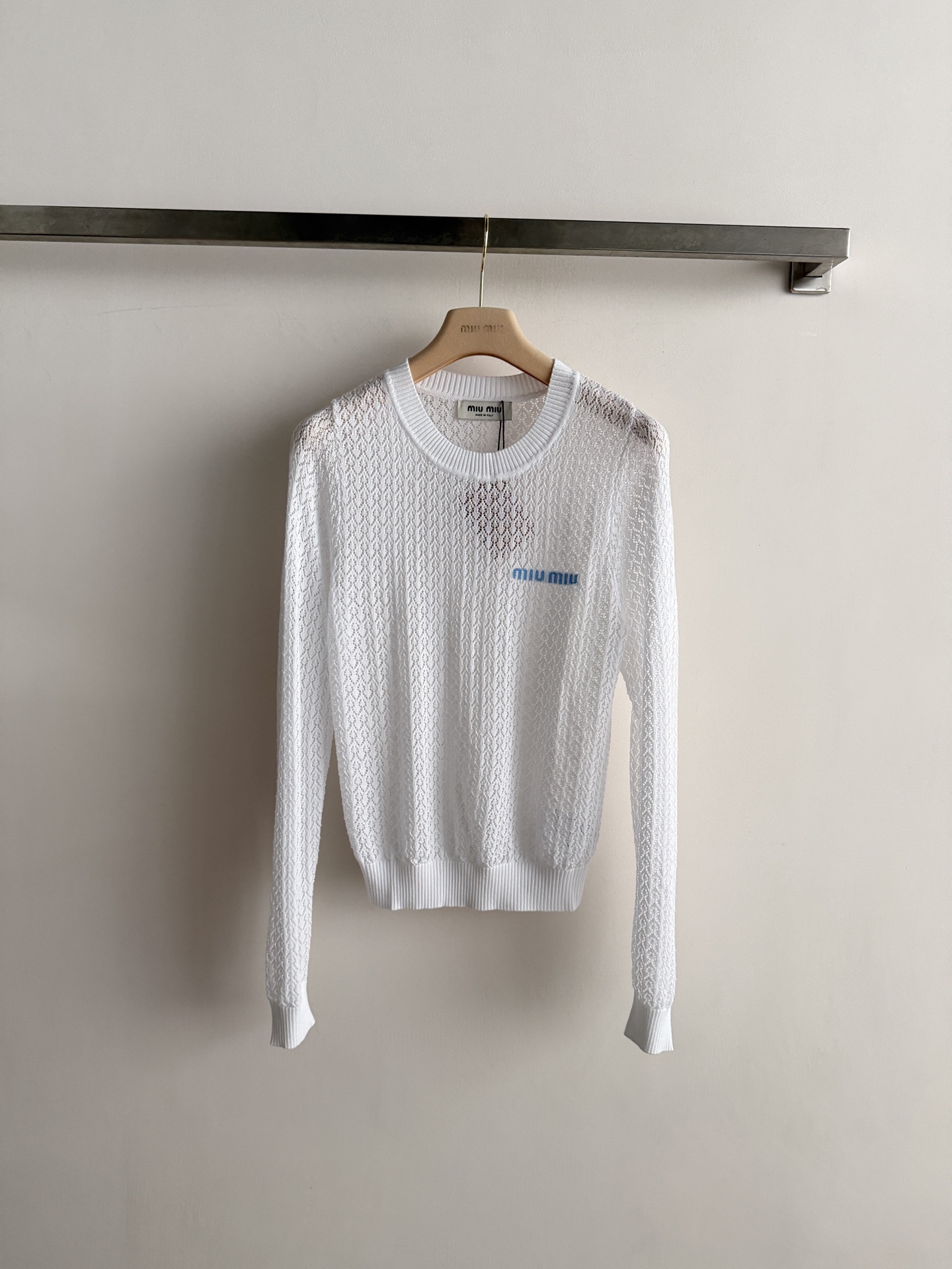 NO:943008,MiuMi*26 new early autumn hollow knitted sweater. The hollow jacquard design is simple and layered. The brand logo on the chest is super recognizable and the details are perfect. The knitted fabric has good elasticity and fits the body shape. It is comfortable and elegant. The fitted version is casual and lazy. It can be easily used in daily or light formal occasions. It looks great with jeans or skirts!  SML-,miumiu-clothing,miumiu,skirts,jeans,19860909MiuMi*26早秋新款镂空针织衫镂空提花设计简约又有层次感胸前品牌徽标超有辨识度,细节满分.针织面料弹性好,贴合身形,穿着舒适又显气质 合身版型休闲慵懒 日常或轻正式场合都能轻松驾驭,搭配牛仔裤或半裙都很出彩哦！SML-,缪缪-服装,miumiu,skirts,jeans,,Women's clothing