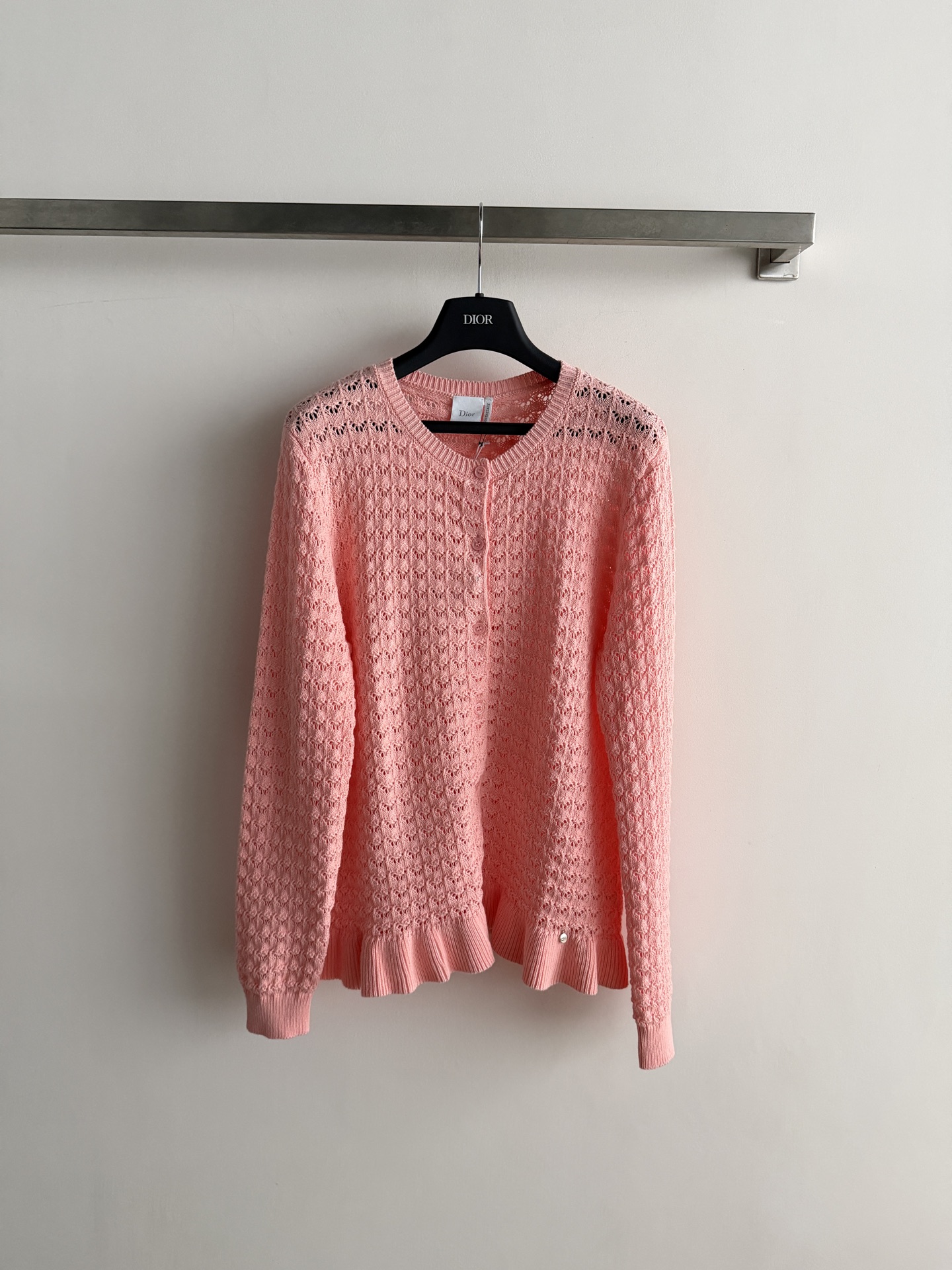 NO:954283,Dio*26 early autumn series hollow ruffled knitted cardigan has a gentle color tone, with a sweet and girly hollow mesh knitted fabric, which is breathable and textured. The round neck single-breasted design, simple and versatile hem ruffle design, smart and playful, hides the body and looks slimming, can be worn alone or layered, perfect for spring and summer outerwear SML-,, dior,19860909Dio*26早秋系列镂空荷叶边针织开衫温柔色调,自带甜美少女感镂空网眼针织面料,透气又有肌理感 圆领单排扣设计,简约又百搭下摆荷叶边设计,灵动俏皮,藏肉显瘦可单穿可叠搭,春夏外搭超合适SML-,,dior,,Women's clothing