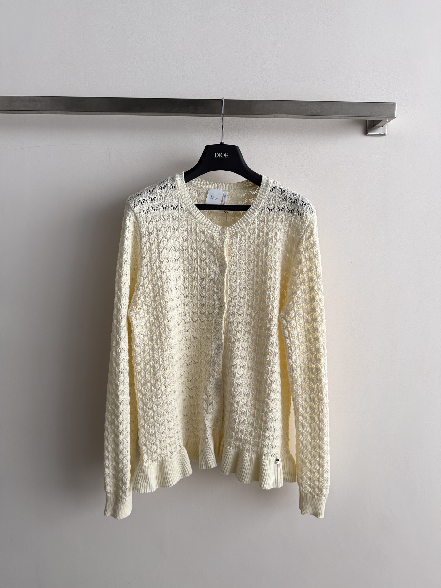 NO:942988,Dio*26 early autumn series hollow ruffled knitted cardigan has a gentle color tone, with a sweet and girly hollow mesh knitted fabric, which is breathable and textured. The round neck single-breasted design is simple and versatile. The hem ruffle design is smart and playful, hides the body and looks slim. It can be worn alone or layered. It is very suitable for spring and summer outerwear. SML-, Dior-clothing, dior, dior,19860909Dio*26早秋系列镂空荷叶边针织开衫温柔色调,自带甜美少女感镂空网眼针织面料,透气又有肌理感 圆领单排扣设计,简约又百搭下摆荷叶边设计,灵动俏皮,藏肉显瘦可单穿可叠搭,春夏外搭超合适SML-,迪奥-服装,dior,dior,,Women's clothing