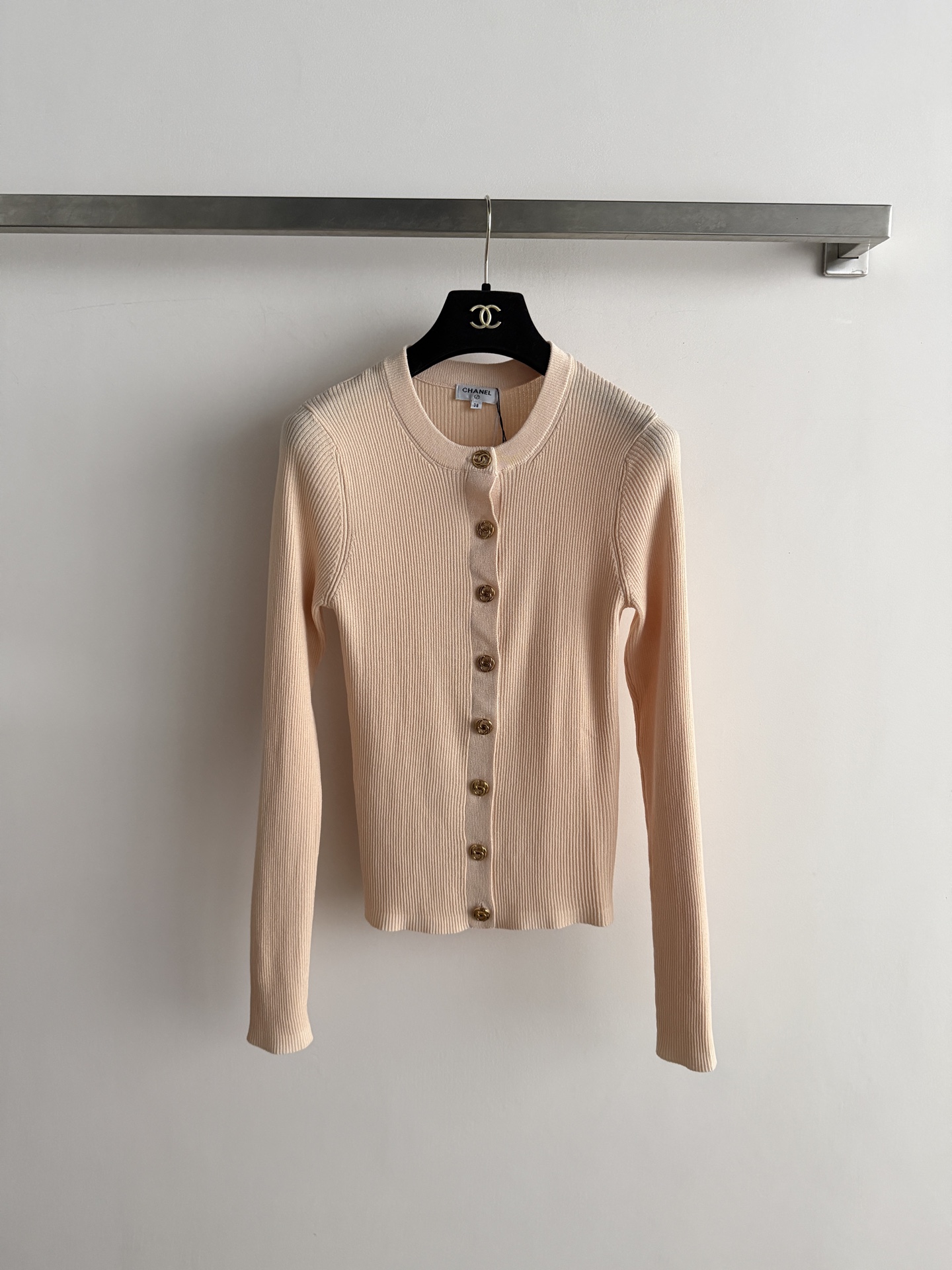 NO:943014,CHANE*26 early autumn new style knitted cardigan round neck slim fit with a row of gold buttons as contrasting embellishments. Vertical stripes all over the dress are soft and elastic ~ a fitted fit that outlines the curves of the upper body but is not tight. Wear it alone and look stunning SML-, Chanel-clothing, chanel, chanel,19860909CHANE*26早秋新款针织开衫圆领修身版型 一排金色纽扣做撞色点缀 全衣竖坑条纹柔软有弹性～合身版型上身勾勒曲线却不紧绷,单穿内搭都是颜值暴击SML-,香奈儿-服装,chanel,chanel,,Women's clothing