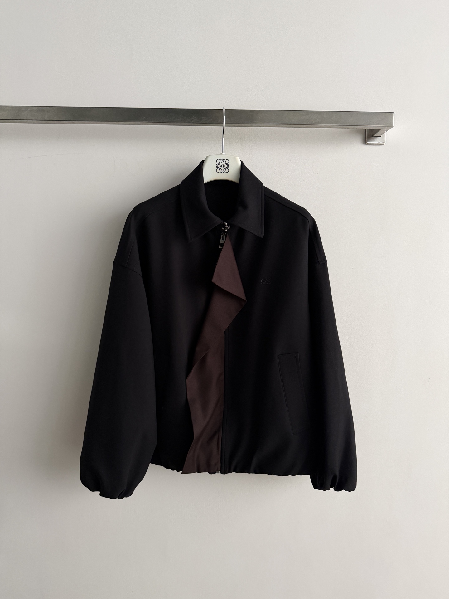 NO:943003,LOEW*26FW new panel jacket, blended wool fabric, smooth and anti-wrinkle, breathable and warm, neat and non-rigid silhouette tailoring, lantern sleeve design has a relaxed atmosphere ~ the contrasting panel ribbon on the collar is the finishing touch, breaking the dull feeling!  Paired with the same series of drapey wide-leg pants, the relaxed feeling when walking can directly fill up SML-, Loewe-clothing, loewe, loewe, jackets & coats,19860909LOEW*26FW新款裁片夹克 混纺羊毛面料 顺滑抗皱还兼顾透气保暖 利落又不刻板的廓形剪裁 灯笼袖设计自带松弛氛围～领口的撞色裁片飘带是点睛之笔,打破了沉闷感！搭配同系列垂感阔腿裤,走路带风的松弛感直接拉满SML-,罗意威-服装,loewe,loewe,jackets & coats,,Women's clothing