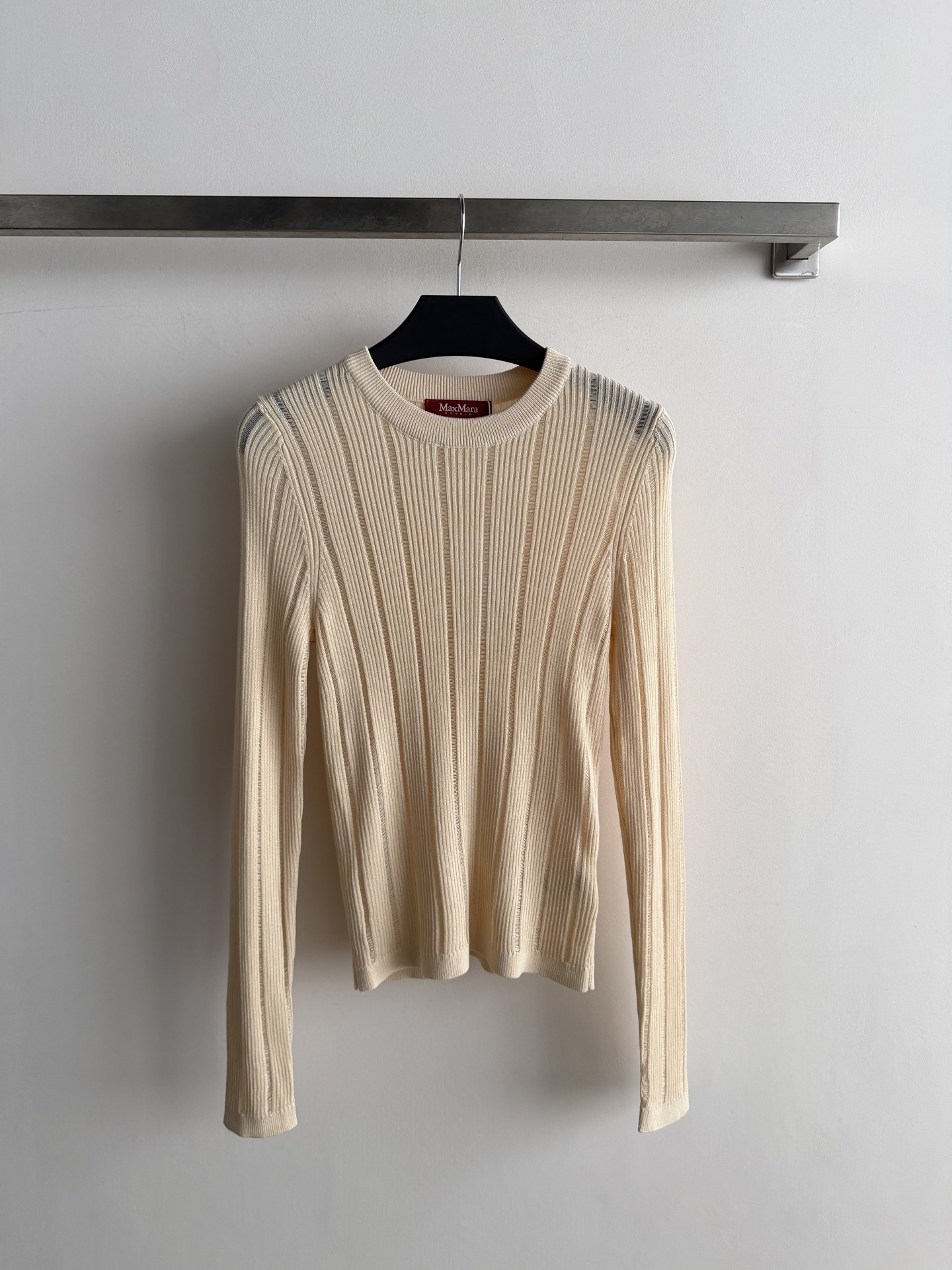 NO:955289,MaxMar's latest see-through vertical striped knitted fabric uses high-quality yarn, is soft and skin-friendly, has great breathability, and is super comfortable to wear in autumn and winter!  The round neck is simple and versatile, and the vertical stripes have a perfect slimming effect. Available in three colors, it looks good with any combination. It can be easily used for commuting, dating, and daily life. It is a must-have and practical item in the wardrobe!  SML,,19860909MaxMar*新款透视竖条纹针织,采用高品质纱线,柔软亲肤,透气性超棒,秋冬穿超舒服！圆领简约又百搭,竖条纹显瘦效果满分.三色可选,怎么搭都好看,通勤、约会、日常都能轻松驾驭,是衣橱必备实用单品！SML,,,Women's clothing