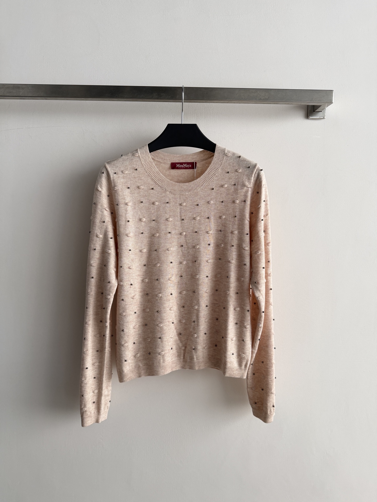 NO:955274,Max Mar's latest long-sleeved sweater, with fine beading design, is simple and exquisite!  The knitted fabric is light and breathable, super comfortable to wear in autumn and winter ~ round neck and shoulder design, regular fit, tolerant and slim, petite and commuter-friendly. Pair it with high-waisted pants/skirts to easily get a gentle temperament or casual style. It can be worn daily, on dates, and commuting. It is a must-have and practical item in the summer wardrobe!  ,,skirts,19860909Max Mar*新款长袖针织衫,细密钉珠设计,简约又精致！针织面料轻薄透气,秋冬穿超舒服～圆领正肩设计,常规版型,包容显瘦,小个子&通勤党友好.搭高腰裤/裙,轻松get温柔气质or休闲风.日常、约会、通勤都能穿,是夏季衣橱必备实用单品！,,skirts,,Women's clothing
