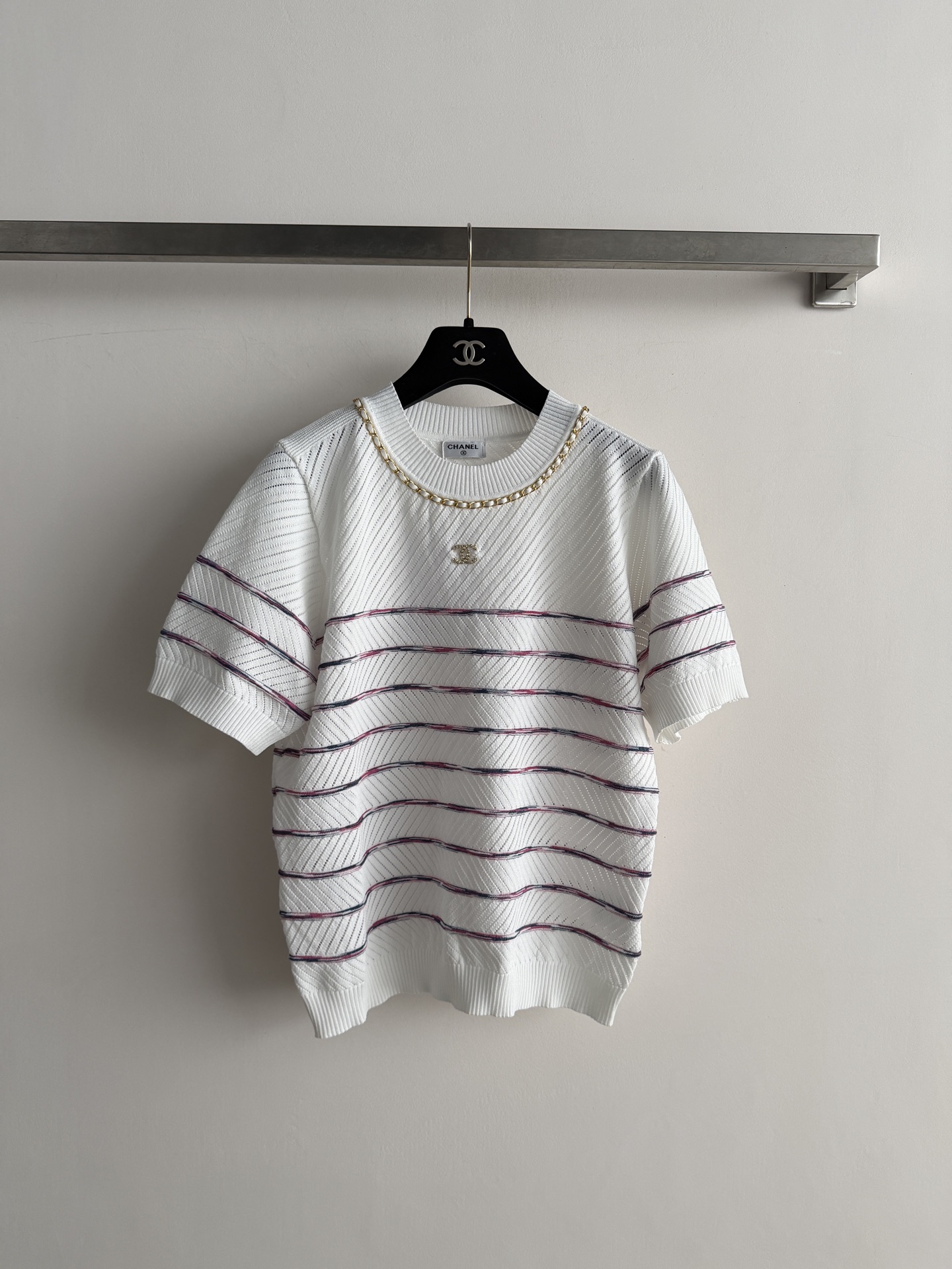 NO:955266,CHANE*26 new early autumn sweater adopts a classic horizontal stripe design. A metal chain is spliced ​​around the neckline to decorate the chest with a metal logo embellishment with double C logo. It highlights the brand recognition, light luxury fashion SML-,,chanel,19860909CHANE*26早秋新款针织衫采用经典的横条纹设计 领口处拼接了一圈金属质感的链条装饰胸前配有双C标志的金属Logo点缀 彰显品牌辨识度,轻奢时尚SML-,,chanel,,Women's clothing