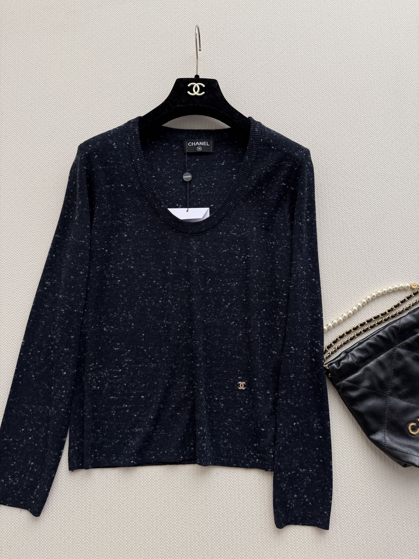 NO:955253,CHANE*'s new early autumn sweater adopts a classic U-neck design, which can visually modify the neck line and make the face smaller and slimmer!  Irregular 'mixed color yarn' is woven into the fabric, which is more layered and designed than solid-color fabrics, and is less visually monotonous. Regular tailoring, moderate length, very suitable for inner wear or solo wear, suitable for the workplace or daily commuting style SML-,,chanel,19860909CHANE*早秋新款针织衫采用经典的U领设计,视觉上能很好地修饰颈部线条,显得脸小且显瘦！面料织造中织入了不规则的“混色纱”比纯色面料更有层次感和设计感,视觉上不那么单调.常规剪裁,衣长适中,非常适合作为内搭或单穿适适合职场或日常通勤风格SML-,,chanel,,Women's clothing