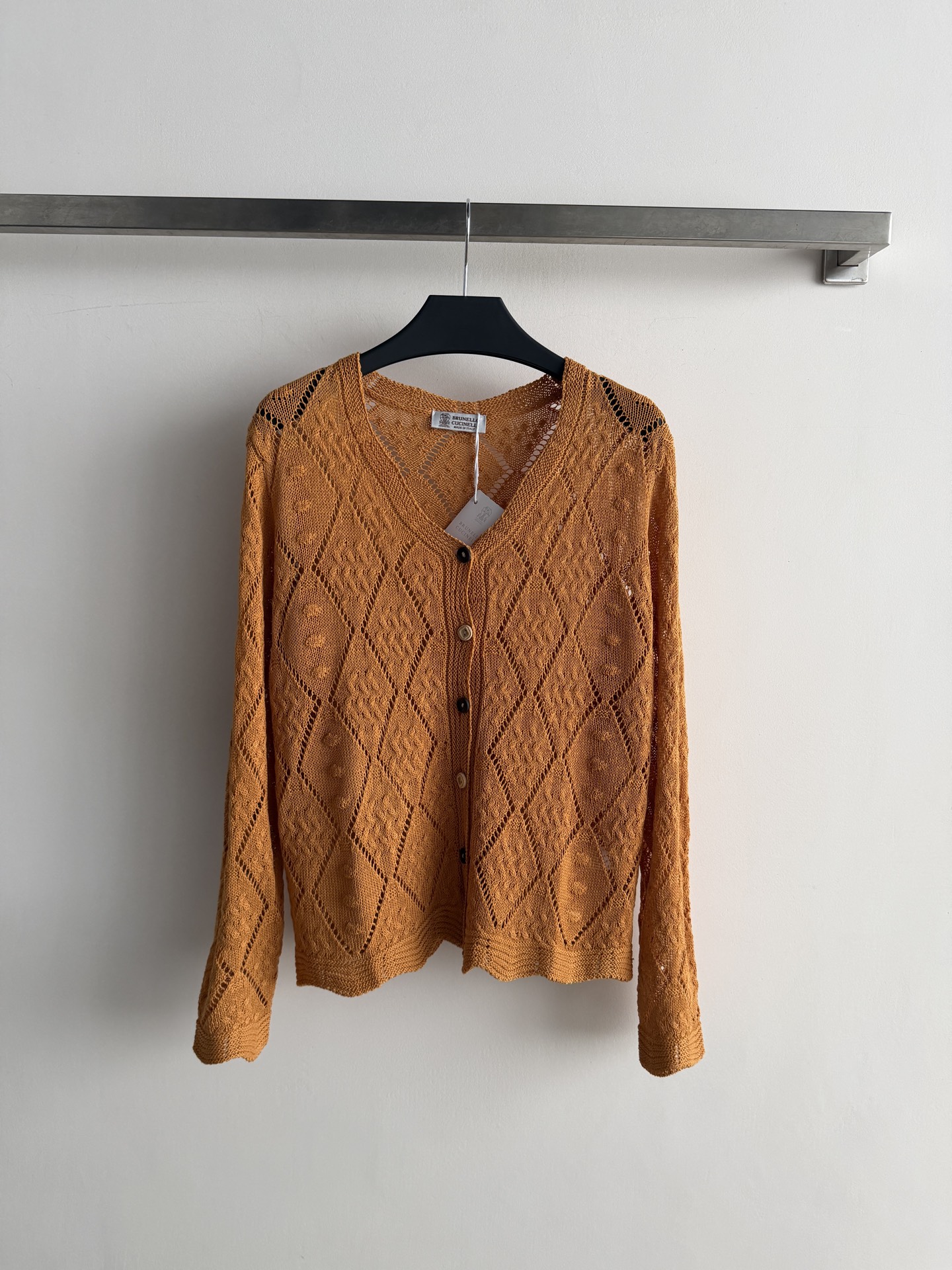 NO:955241,Brunello Cucinell*26 early autumn shirt adopts a classic V-neck design, which can well modify the neck line!  The body is covered with exquisite diamond-shaped hollows and twist textures. This weaving method makes the clothes look textured and breathable. It is very suitable for wearing alone or open as a blouse in early autumn. It is very practical SML-,, brunello cucinelli,19860909Brunello Cucinell*26早秋小衫采用经典的V领设计,能够很好地修饰颈部线条！衣身布满精致的菱形镂空与麻花纹理,这种织法让衣服看起来既有质感又透气,非常适合早秋季节单穿或敞开当外搭罩衫 实用性很高SML-,,brunello cucinelli,,Women's clothing