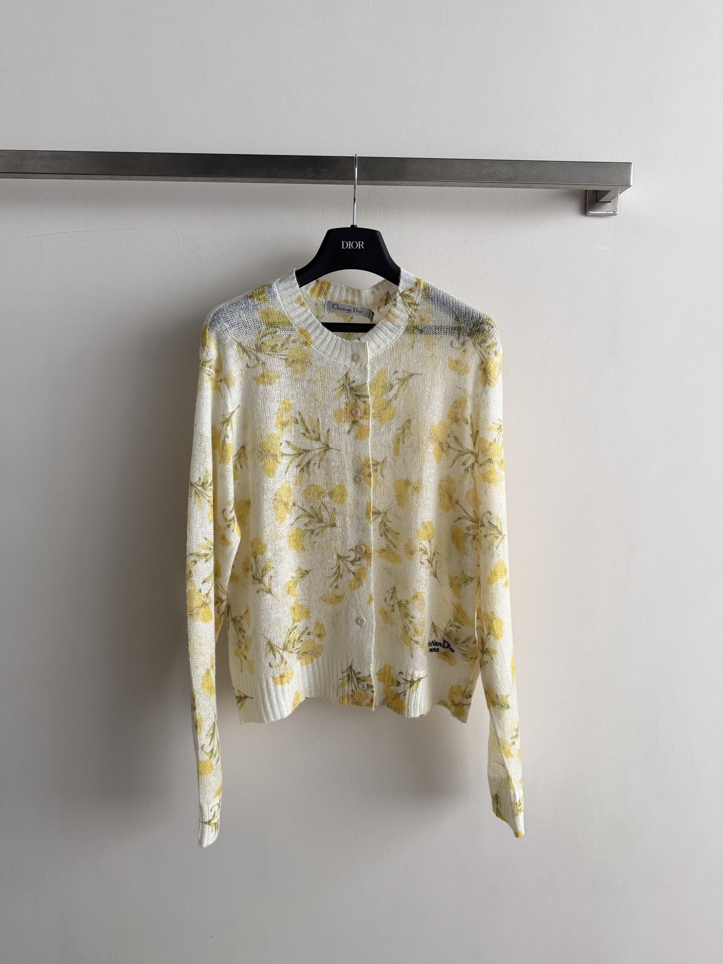 NO:955310,Dio* autumn and winter floral knitted cardigan has a milky background and is printed with fresh flowers, which is gentle and healing. The knitted fabric is soft and waxy, and it feels super comfortable. The single-breasted design is simple and easy to match. It is suitable for outer wear in spring and autumn ~ three-color SMLm,, dior,19860909Dio*秋冬碎花针织开衫奶呼呼的底色,印着清新的小花,温柔又治愈.针织面料软软糯糯的,触感超舒服,单排扣设计简约又好搭,春秋季外穿正合适~三色SMLm,,dior,,Women's clothing