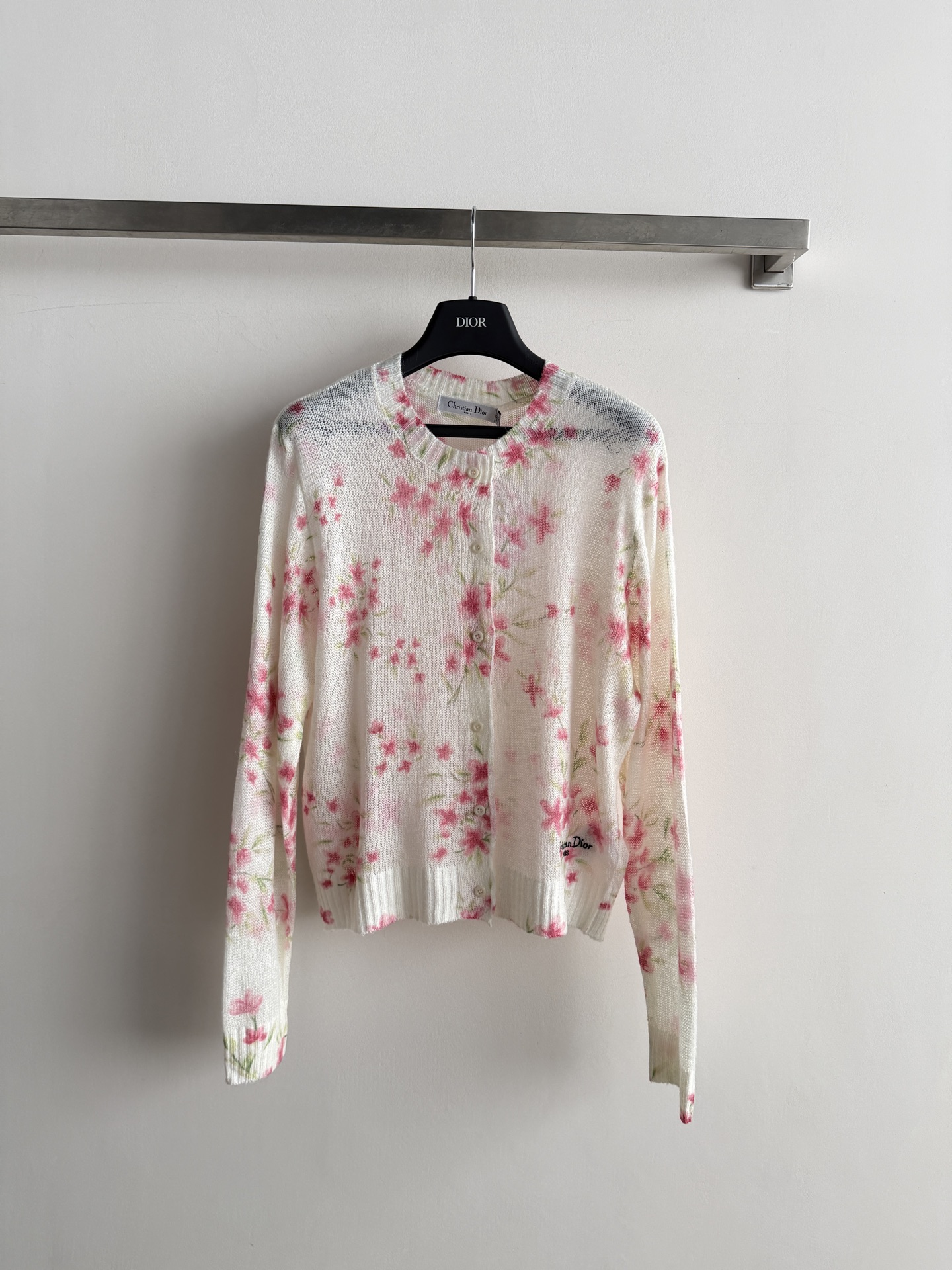 NO:955302,Dio* autumn and winter floral knitted cardigan has a milky background and is printed with fresh flowers, which is gentle and healing. The knitted fabric is soft and waxy, and it feels super comfortable. The single-breasted design is simple and easy to match. It is suitable for outer wear in spring and autumn ~ three-color SML,, dior,19860909Dio*秋冬碎花针织开衫奶呼呼的底色,印着清新的小花,温柔又治愈.针织面料软软糯糯的,触感超舒服,单排扣设计简约又好搭,春秋季外穿正合适~三色SML,,dior,,Women's clothing