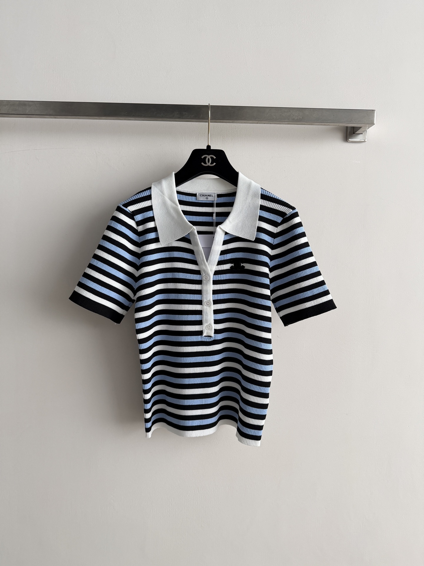 NO:955295,Chane*'s new three-color striped short-sleeved knitted Polo shirt. Lapel design with three silver-white buttons in the middle of the front. The fabric is vertical rib knitting with alternating contrasting horizontal stripes. Black double C badge on the left chest. Slim fit. It is refreshing and recognizable when worn alone with skirts or shorts in summer. SML,,chanel,skirts,shorts,T-shirt,19860909Chane*新款三色条纹短袖针织Polo衫.翻领设计 前中三颗银白色纽扣.面料竖纹罗纹针织,撞色横条交替.左胸黑色双C徽章.版型修身.夏天单穿搭半裙或短裤都清爽有辨识度.SML,,chanel,skirts,shorts,T-shirt,,Women's clothing