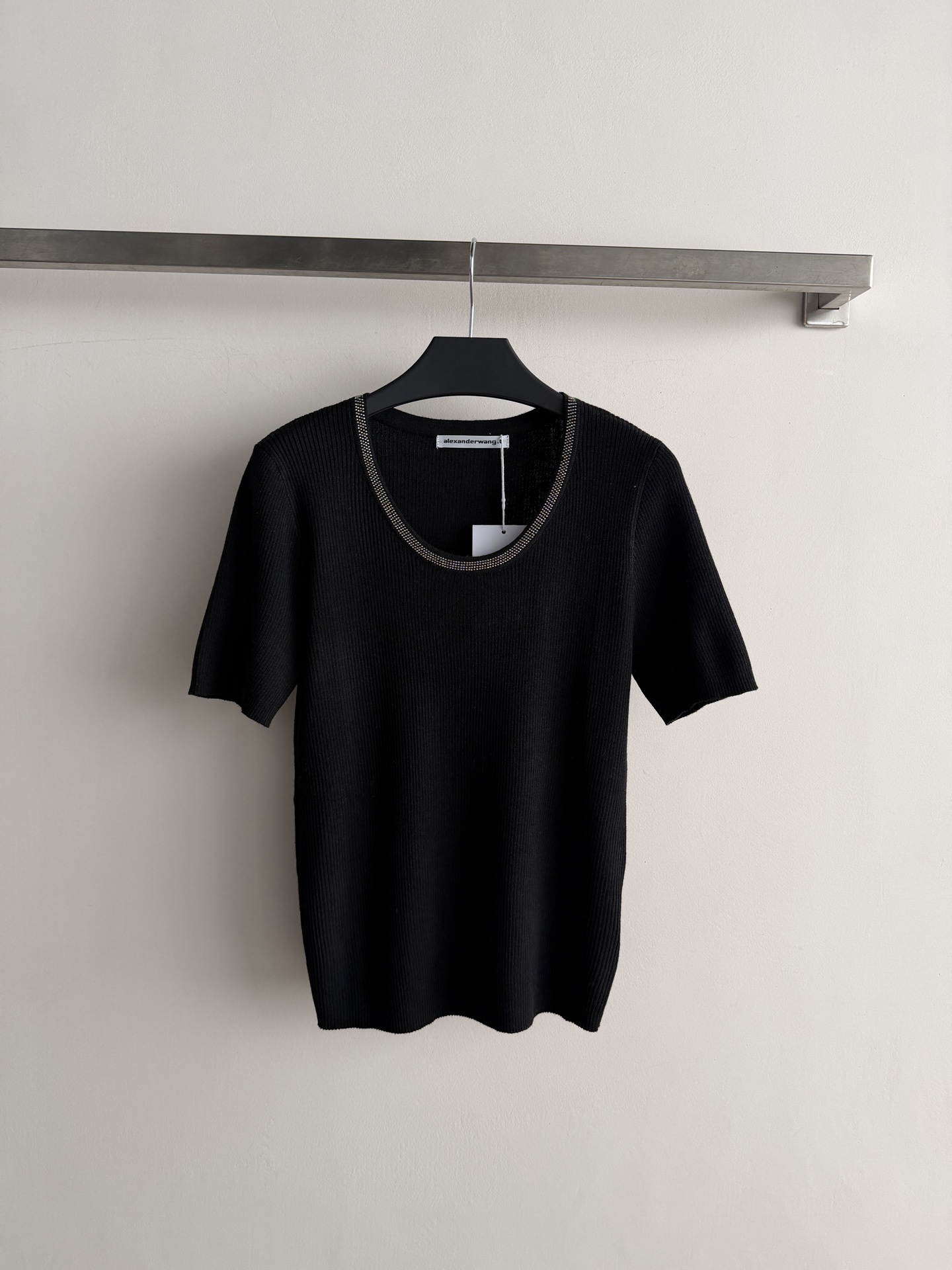 NO:956282,Alexander Wan*'s new short-sleeved knitted top has a U-neck design and a circle of rhinestone decoration on the edge of the collar. The fabric is knitted with fine vertical rib ribs. The version is slim and easy to wear alone or as an inner layer in summer. 3 colors SML, T-shirt,19860909Alexander Wan*新款短袖针织上衣,U领设计,领口边缘一圈烫钻装饰.面料细密竖纹罗纹针织.版型修身,夏天单穿或当内搭都随性好搭.3色SML,,T-shirt,,Women's clothing