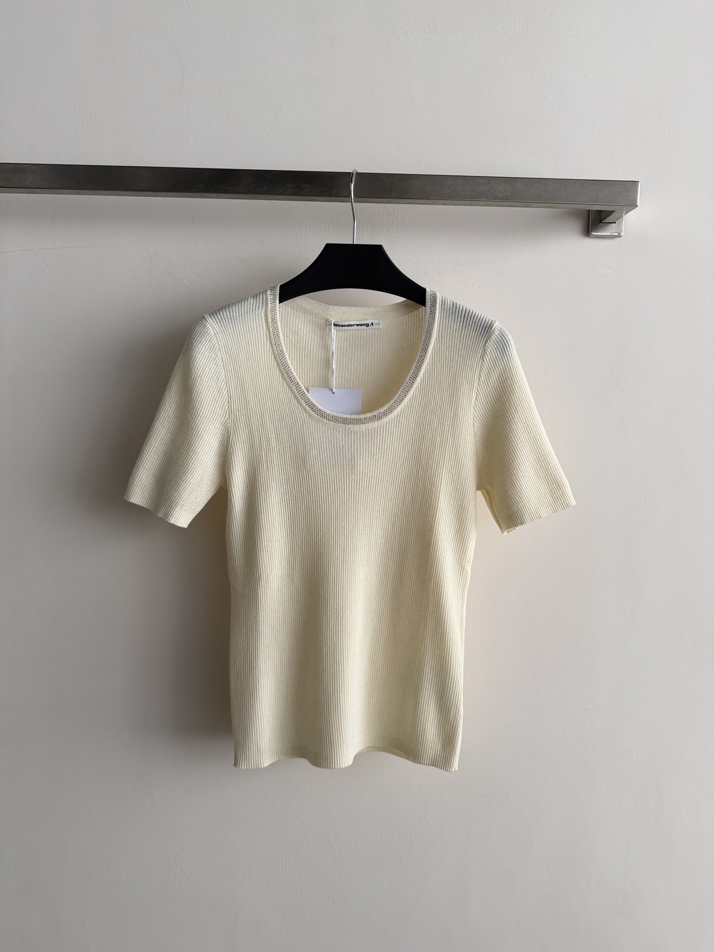 NO:943394,Alexander Wan*'s new short-sleeved knitted top has a U-neck design and a circle of hot diamond decoration on the edge of the collar. The fabric is fine vertical rib knitting. The version is slim and easy to wear alone or as an inner layer in summer. 3 colors SML, Alexander Wang-clothing, alexander wang, T-shirt,19860909Alexander Wan*新款短袖针织上衣,U领设计,领口边缘一圈烫钻装饰.面料细密竖纹罗纹针织.版型修身,夏天单穿或当内搭都随性好搭.3色SML,亚历山大王-服装,alexander wang,T-shirt,,Women's clothing