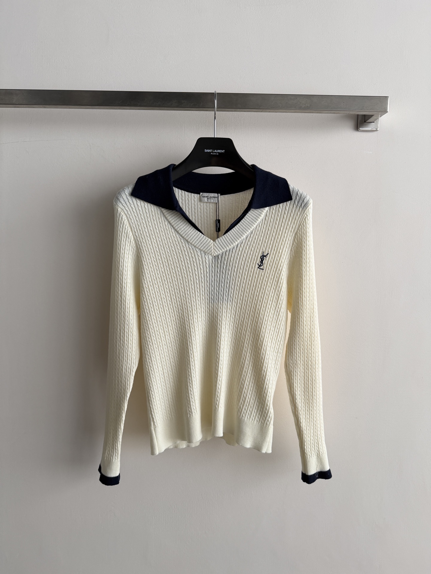 NO:956275,Sait Lauren's latest contrasting fake two-piece polo sweater, classic twist texture + contrasting lapels, full of college style!  Made of soft knitted fabric, it is super comfortable to wear in autumn. The brand logo embroidery on the chest is very recognizable. It can be easily used for commuting and leisure. It is fashionable and versatile. It is a must-have item in the wardrobe!  S M L,,19860909Sait Lauren*新款撞色假两件polo针织衫,经典麻花纹理+撞色翻领,学院风满满！柔软针织面料,入秋穿超舒服～胸前品牌logo刺绣超有辨识度,通勤休闲都能轻松驾驭,时尚又百搭,是衣橱必备实穿单品！S M L,,,Women's clothing