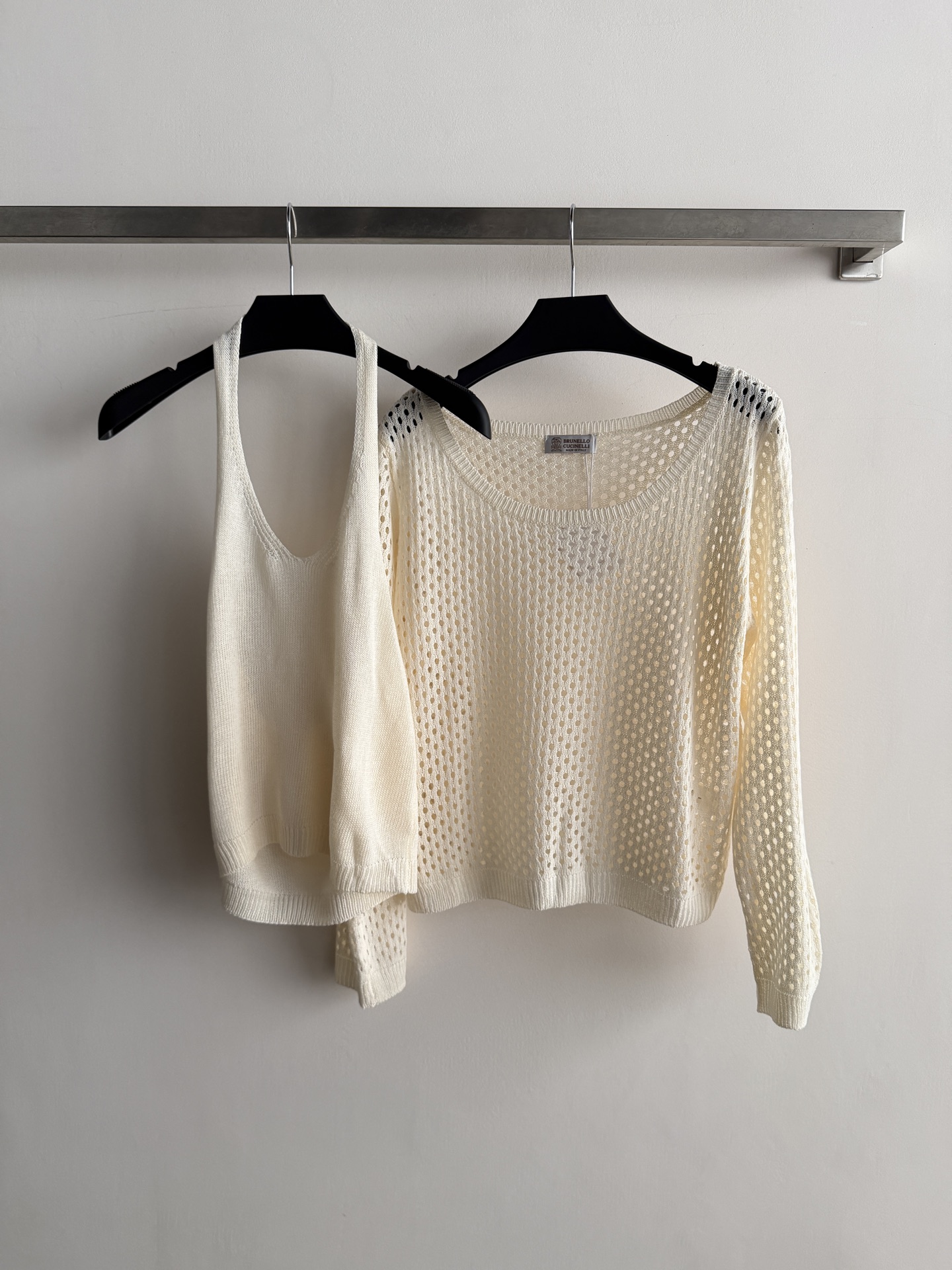 NO:956267,BC's new hollow knitted blouse + halter neck vest is light and breathable, super comfortable to wear in autumn and winter!  The hollow design of the blouse is full of layers, lazy and casual, and the camisole is simple and close-fitting. It is versatile when worn alone or as an inner layer, and can easily cope with various occasions. The overall style is fresh and natural, and can be easily used for commuting, leisure, and vacation. It goes well with jeans or skirts~SML,,skirts,jeans,19860909BC新款镂空针织罩衫+挂脖背心,轻盈透气,秋冬穿超舒服！罩衫镂空设计,层次感满满,慵懒随性,吊带背心简约贴身,单穿or内搭都很百搭,轻松应对多种场合.整体风格清新自然,通勤、休闲、度假都能轻松驾驭,搭配牛仔裤或半身裙都很出彩～SML,,skirts,jeans,,Women's clothing